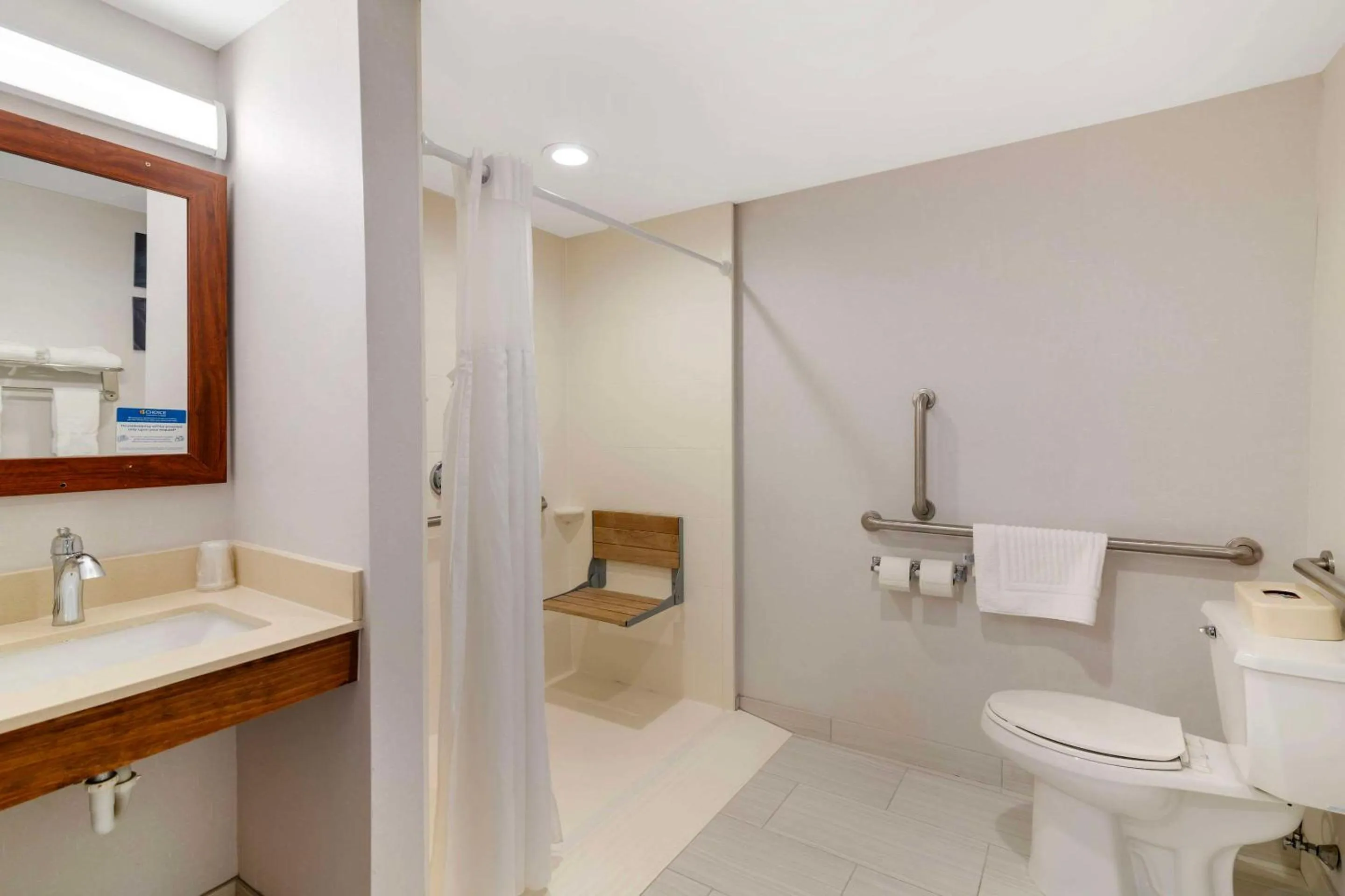 Bathroom in Comfort Inn Manchester Airport