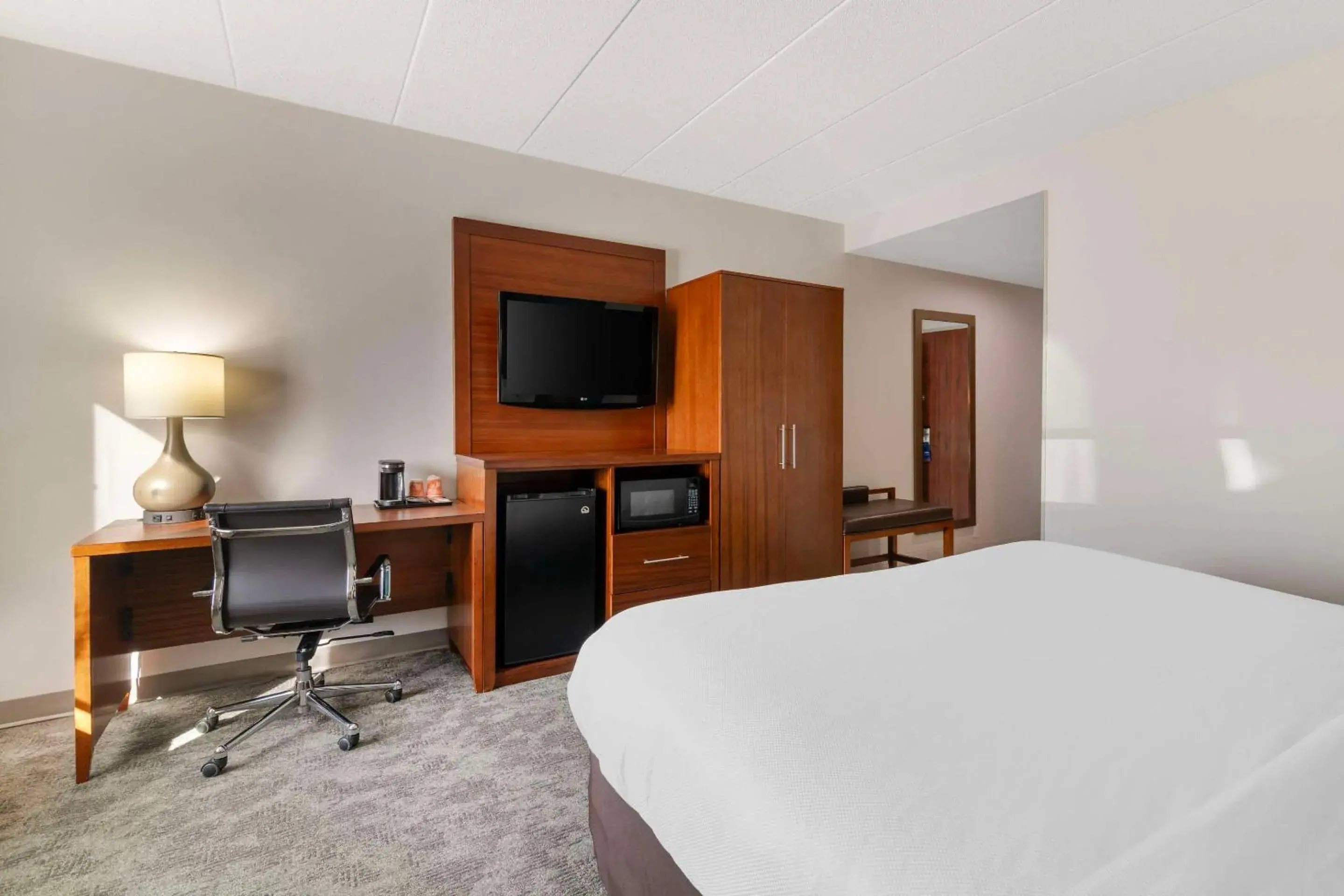 Queen Room - Accessible/Non-Smoking in Comfort Inn Manchester Airport Queen Room - Accessible/Non-Smoking in Comfort Inn Manchester Airport