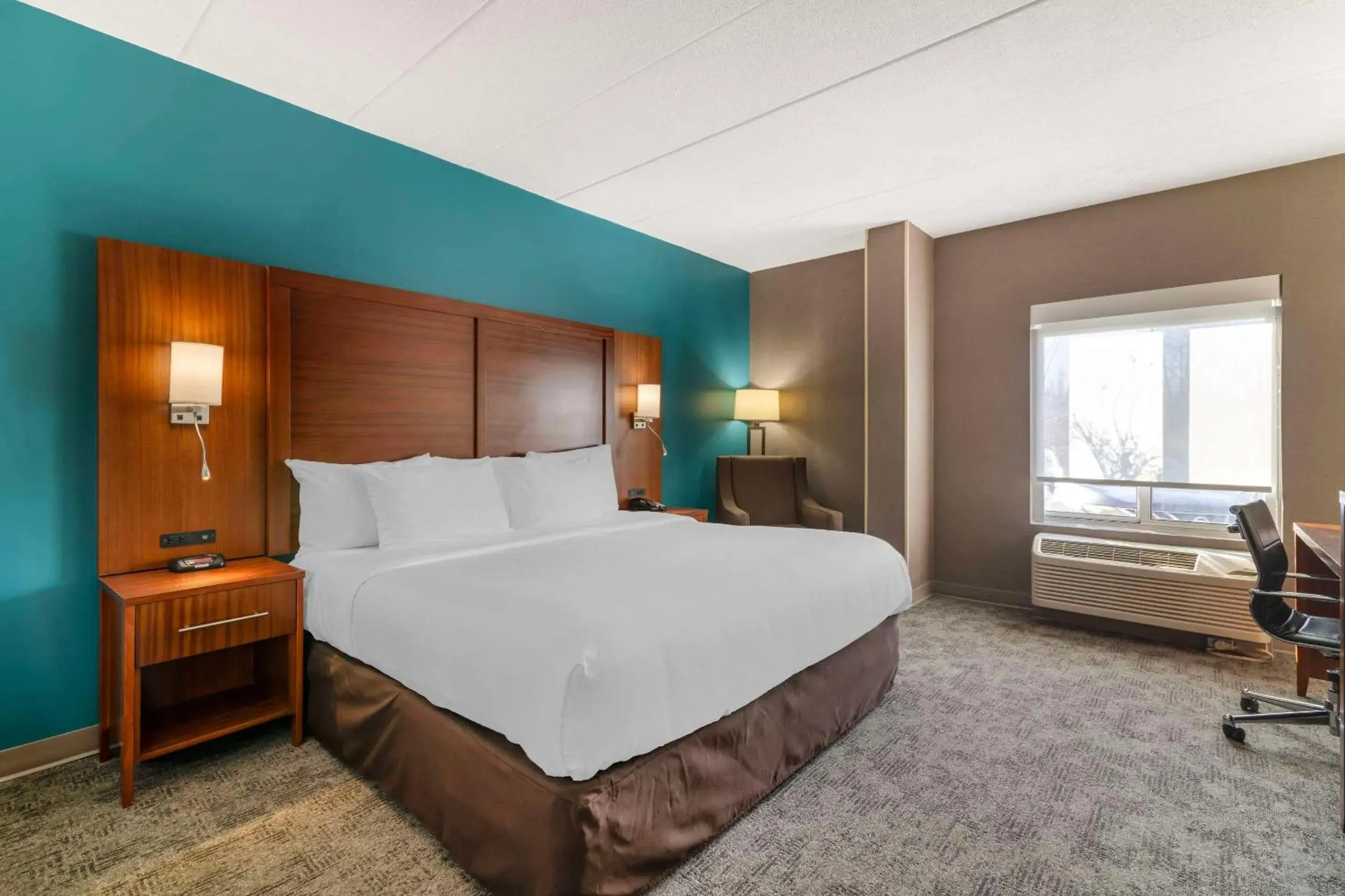 King Room - Accessible/Non-Smoking in Comfort Inn Manchester Airport King Room - Accessible/Non-Smoking in Comfort Inn Manchester Airport