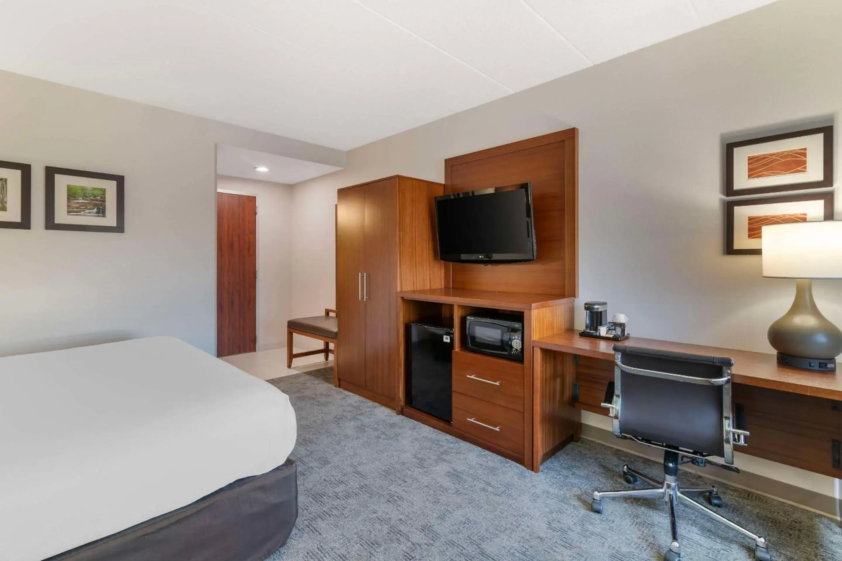 King Room - Non-Smoking in Comfort Inn Manchester Airport King Room - Non-Smoking in Comfort Inn Manchester Airport