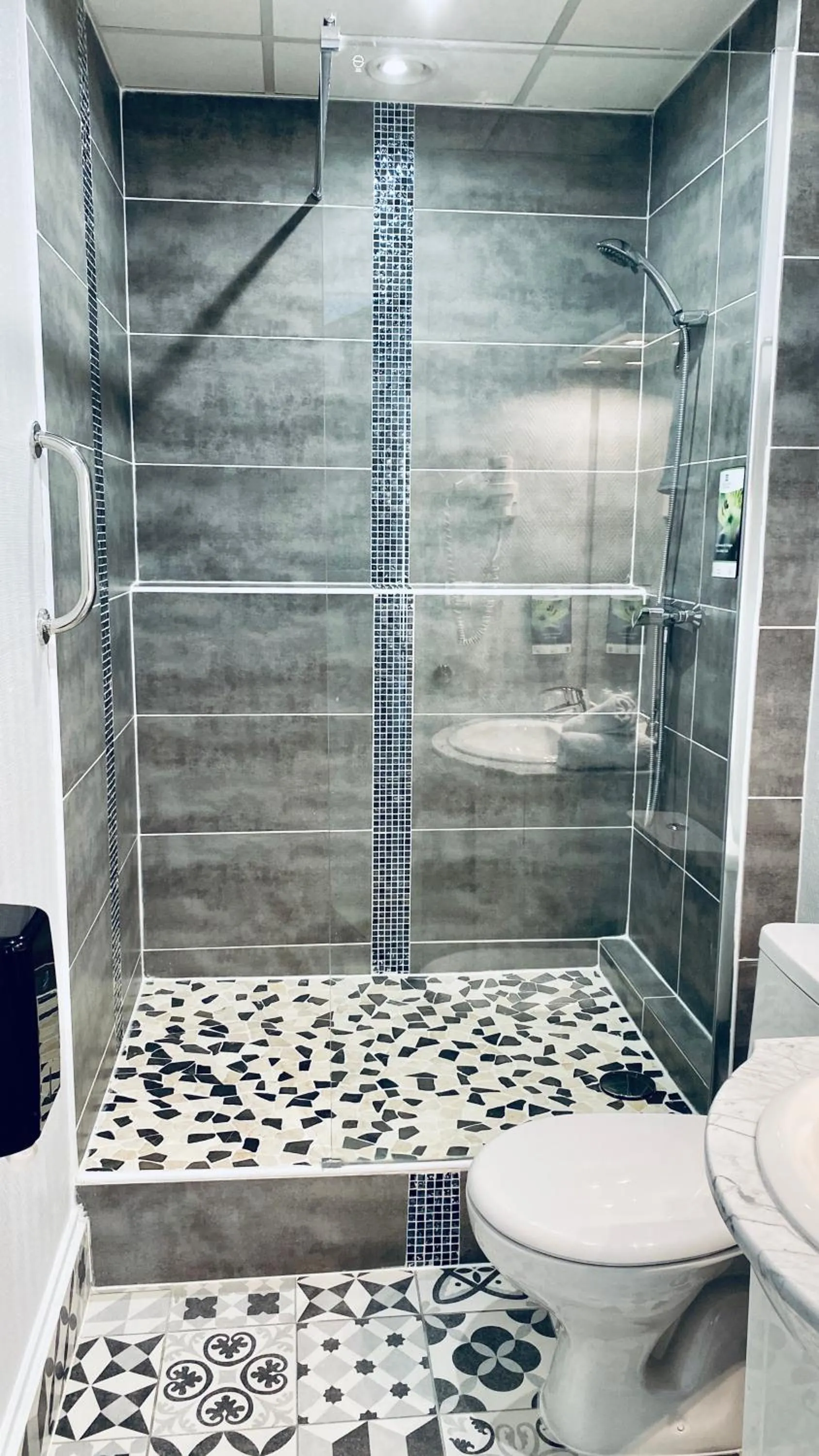 Shower in Sure Hotel by Best Western Port Jérome - Le Havre