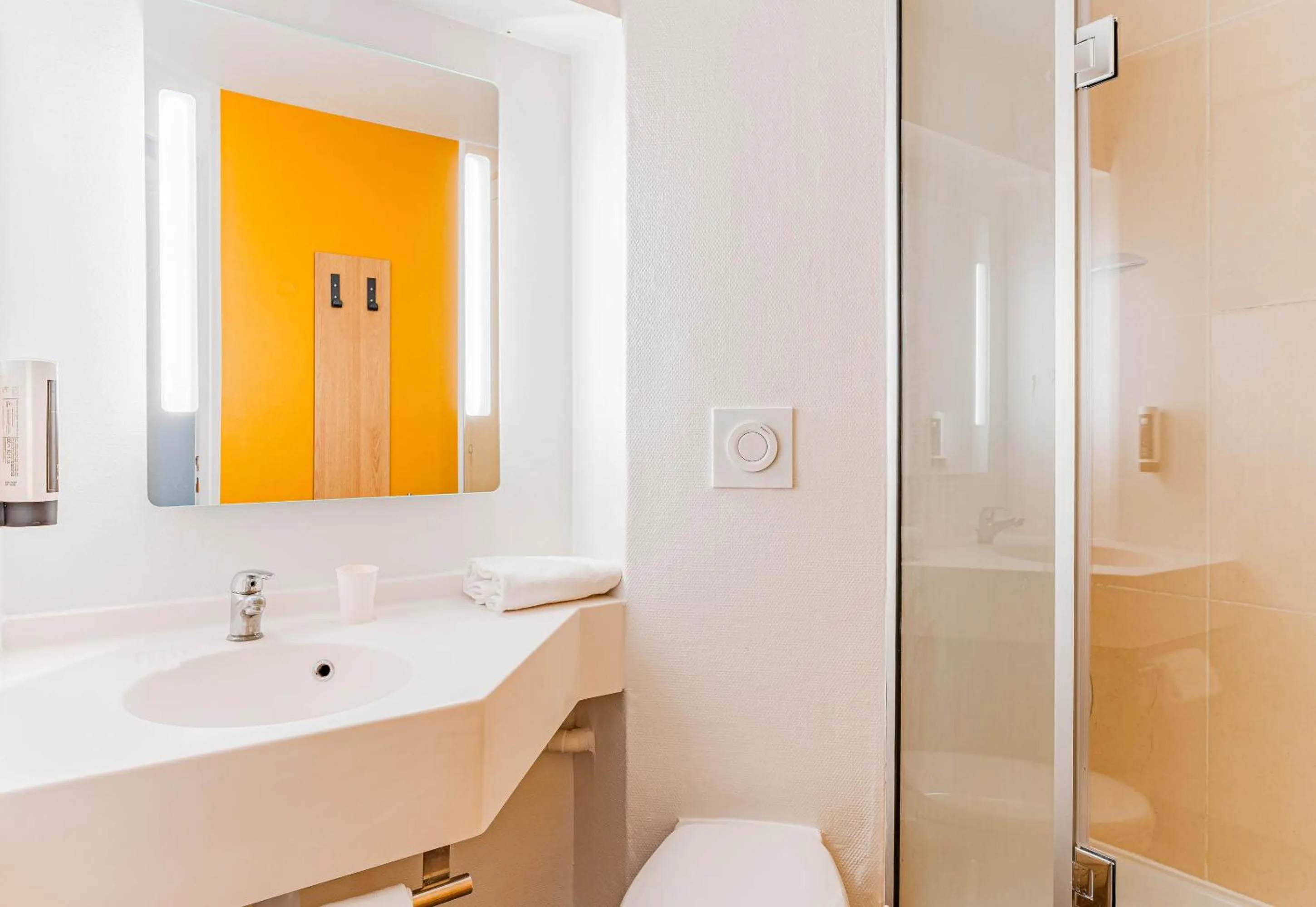 Bathroom in B&B HOTEL Poitiers 3 Futuroscope