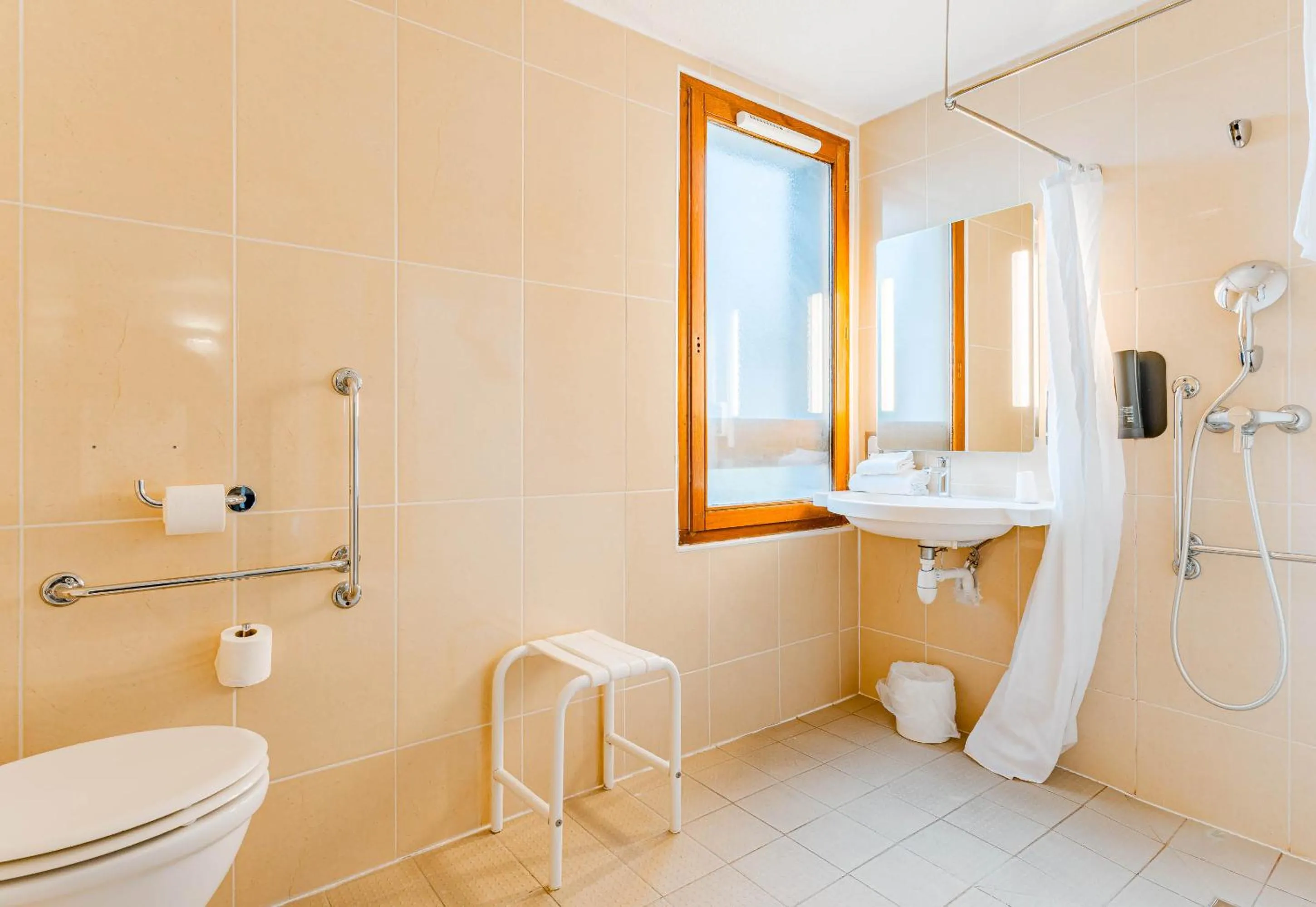 Bathroom in B&B HOTEL Poitiers 3 Futuroscope