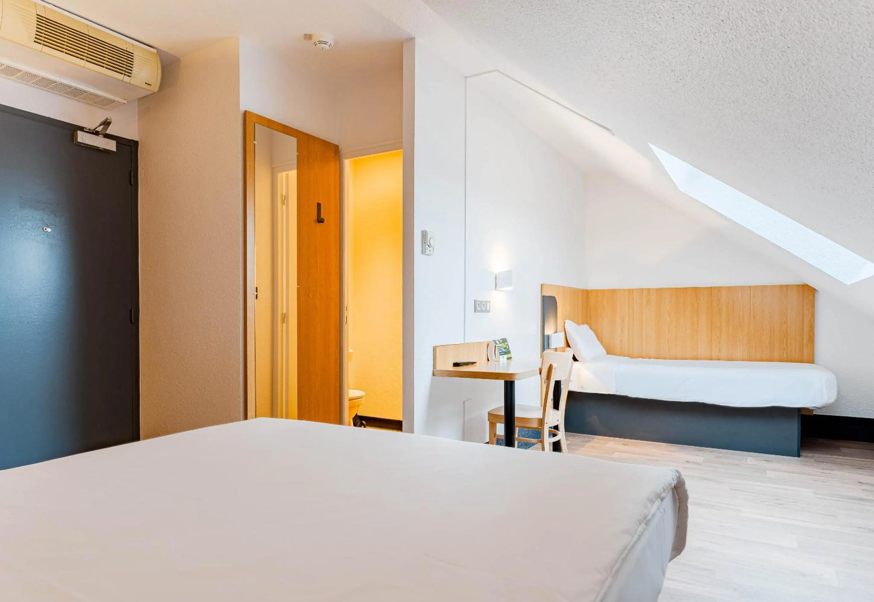 Bedroom, Bed in B&B HOTEL Poitiers 3 Futuroscope