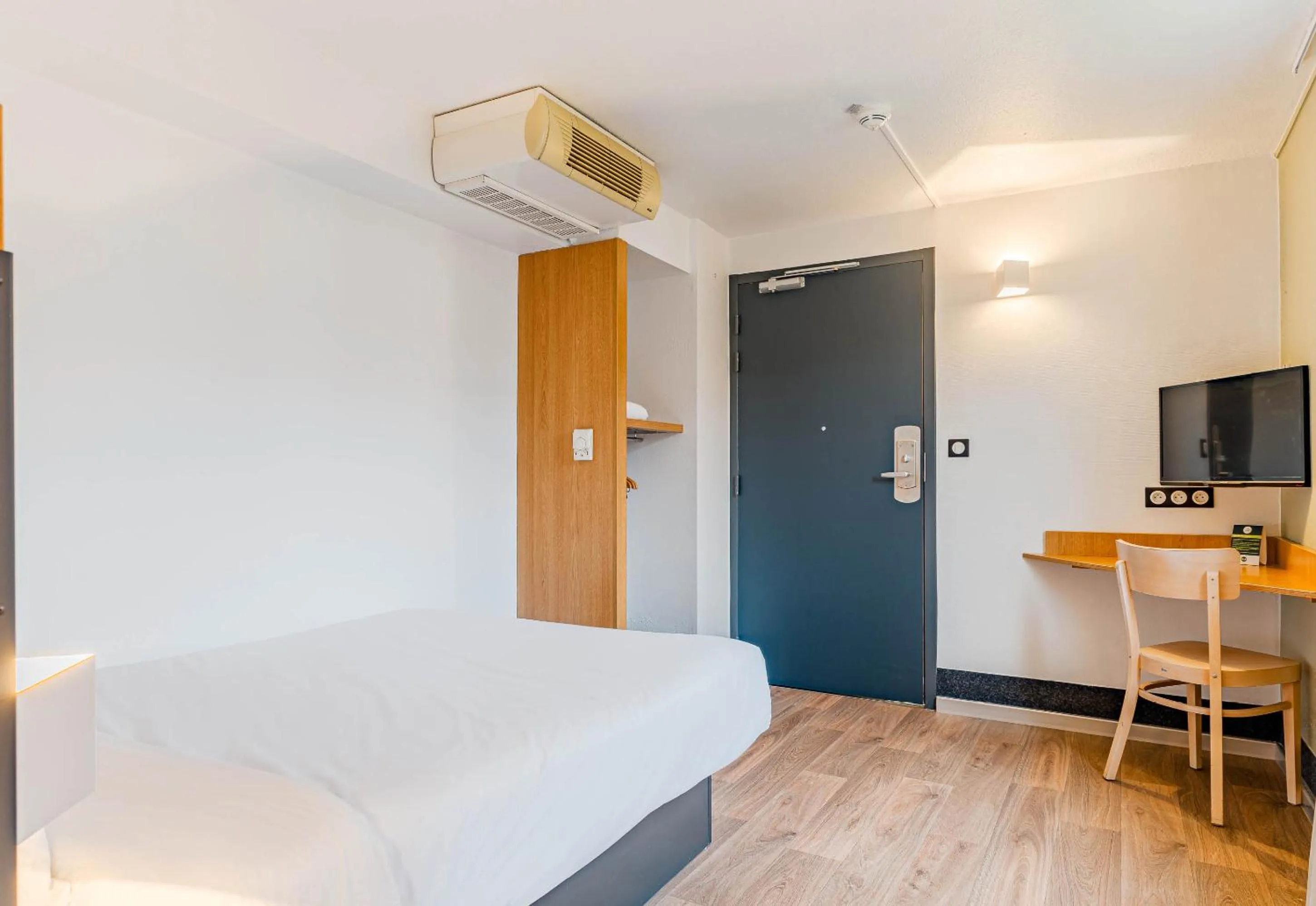 Bedroom, Bed in B&B HOTEL Poitiers 3 Futuroscope