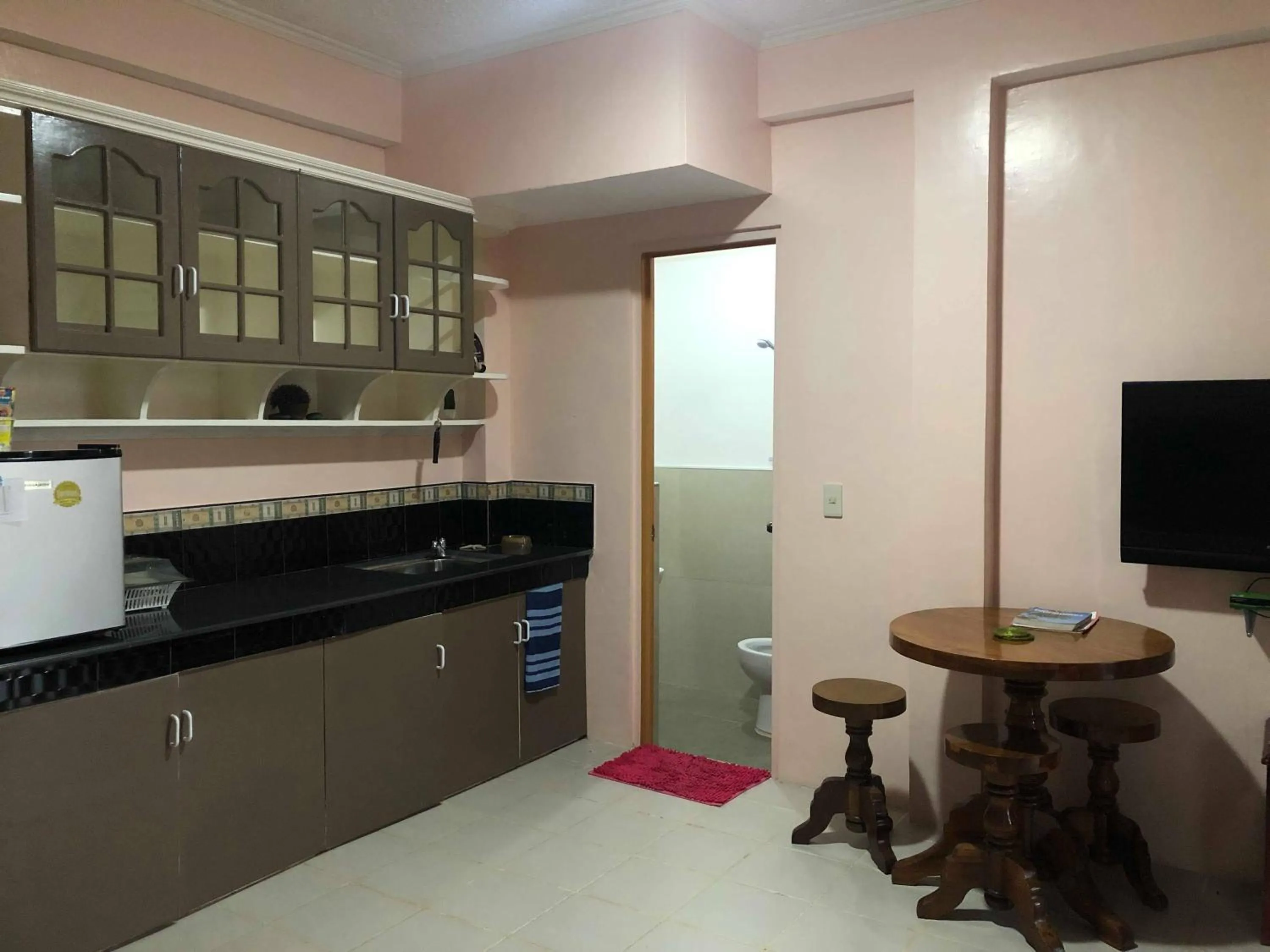 Kitchen or kitchenette in Vidas Mountain Stay-Bohol