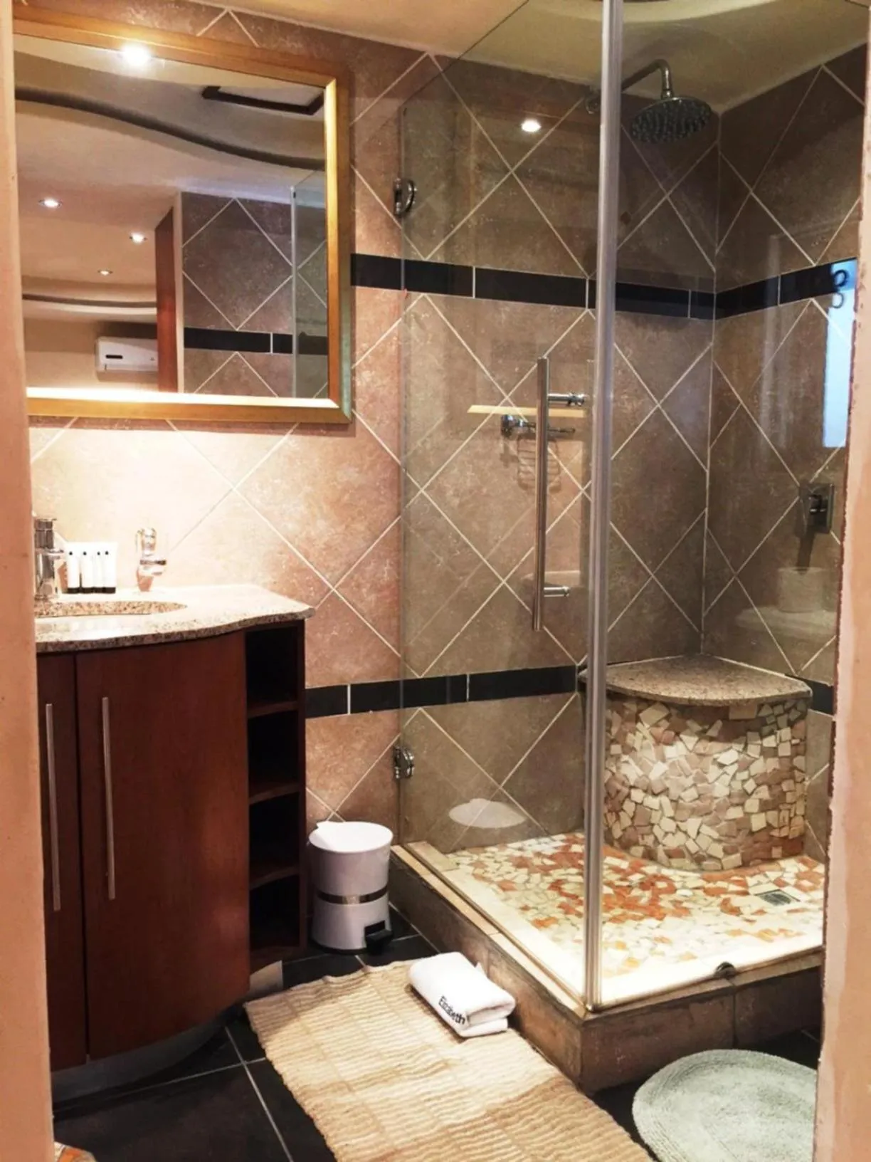 Bathroom in Elizabeth Manor Guest House