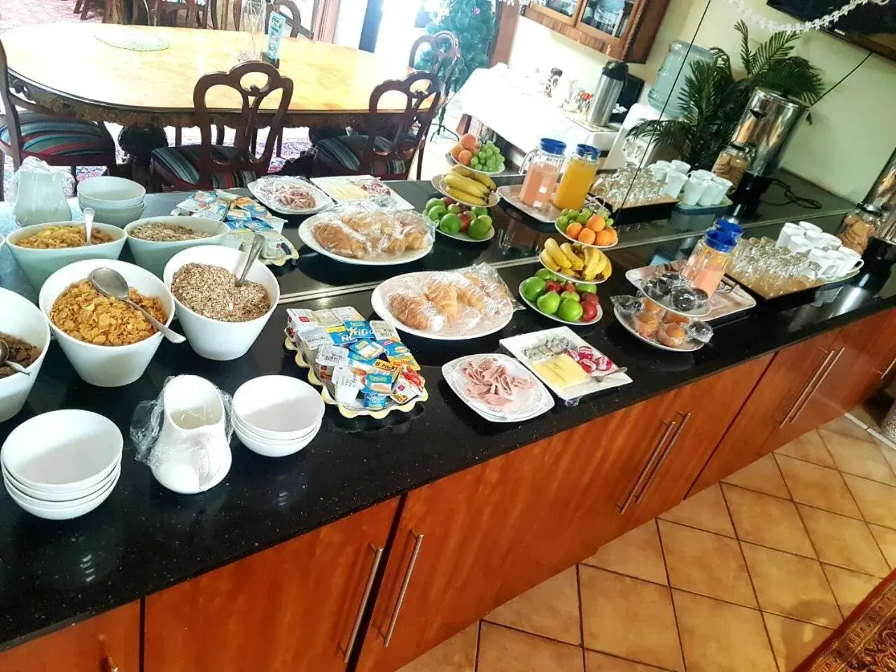 English/Irish breakfast in Elizabeth Manor Guest House English/Irish breakfast in Elizabeth Manor Guest House