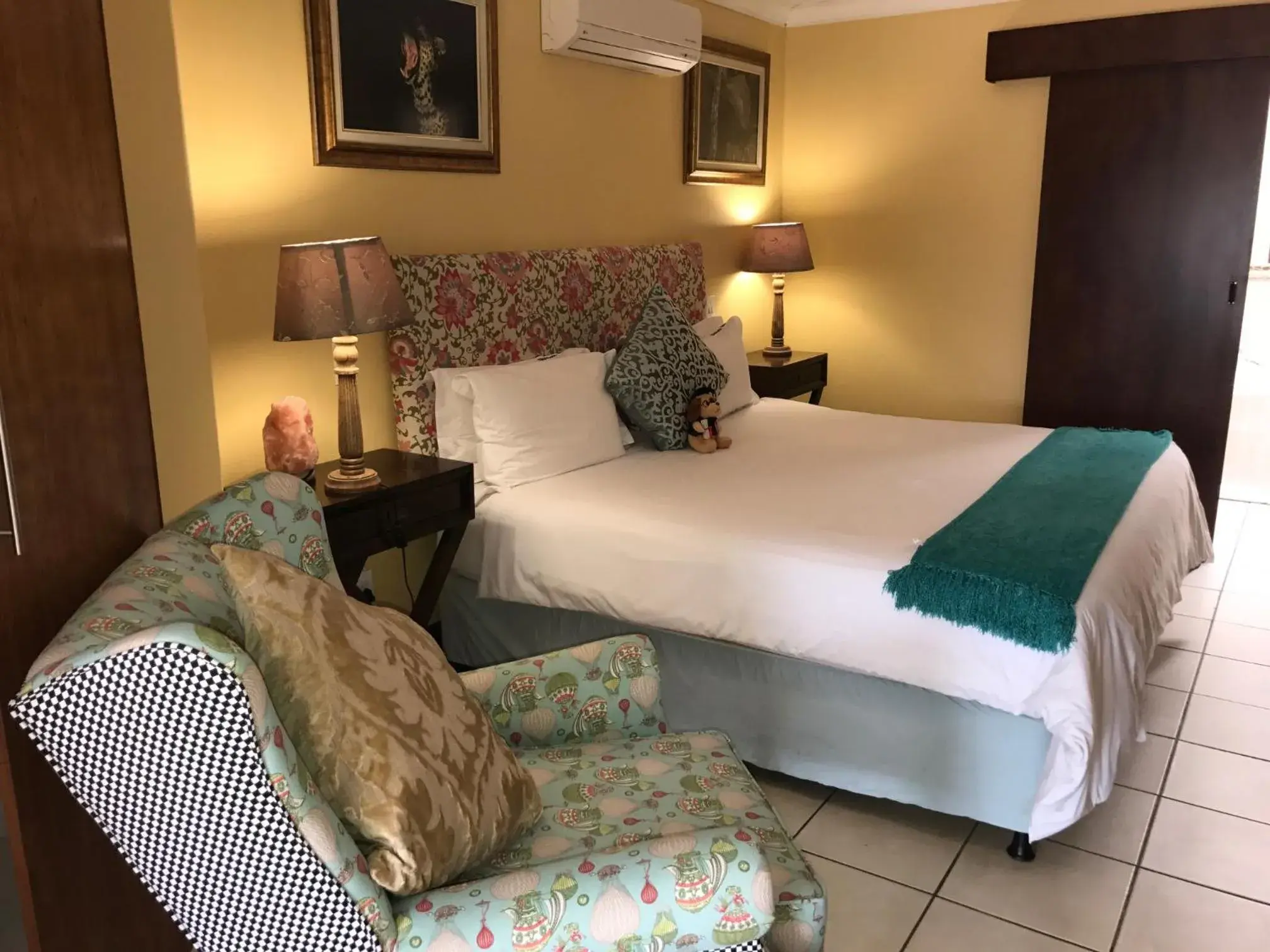 Shower, Bed in Elizabeth Manor Guest House Shower, Bed in Elizabeth Manor Guest House