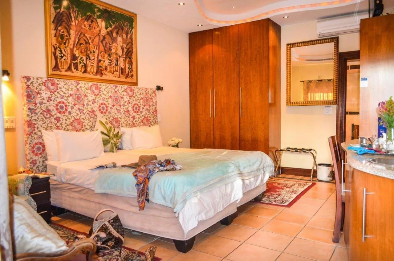 Bed in Elizabeth Manor Guest House