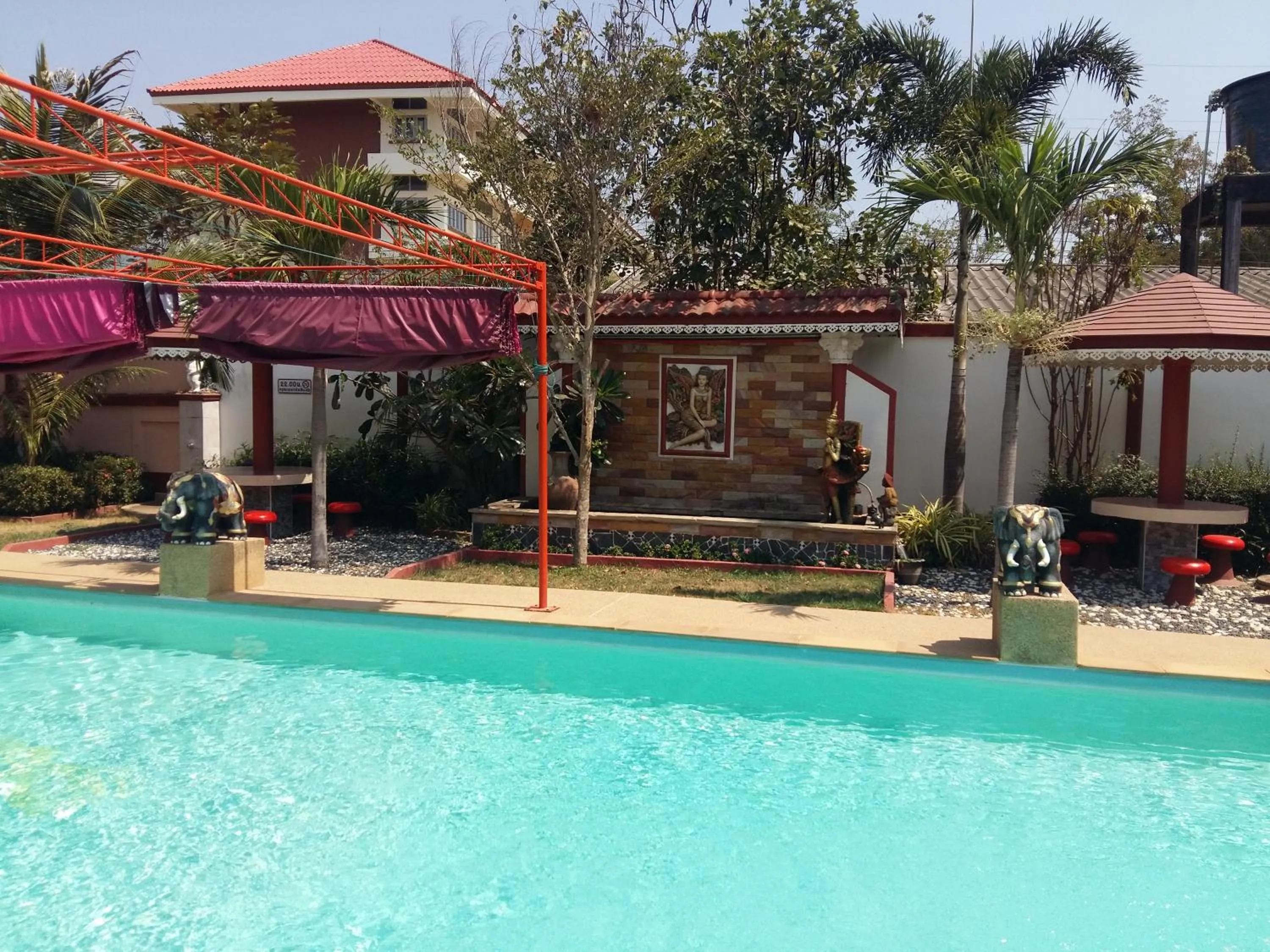 Swimming pool in Rerawadi Resort
