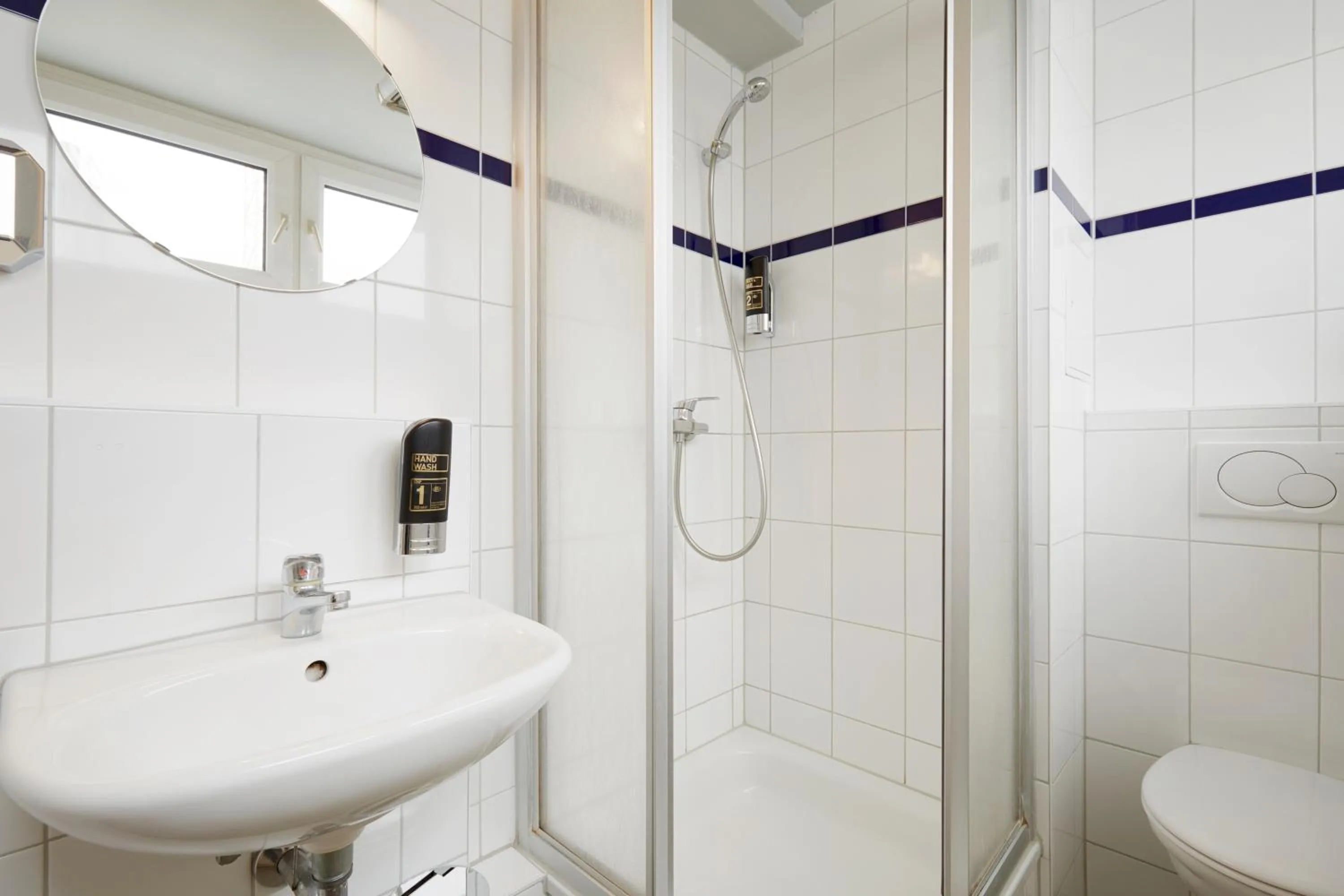 Bathroom in a&o Düsseldorf Hauptbahnhof