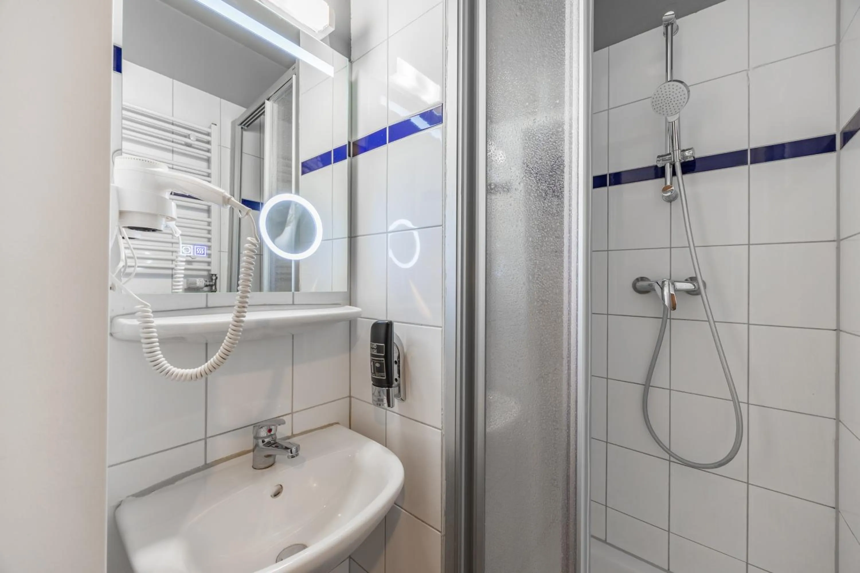 Bathroom in a&o Düsseldorf Hauptbahnhof