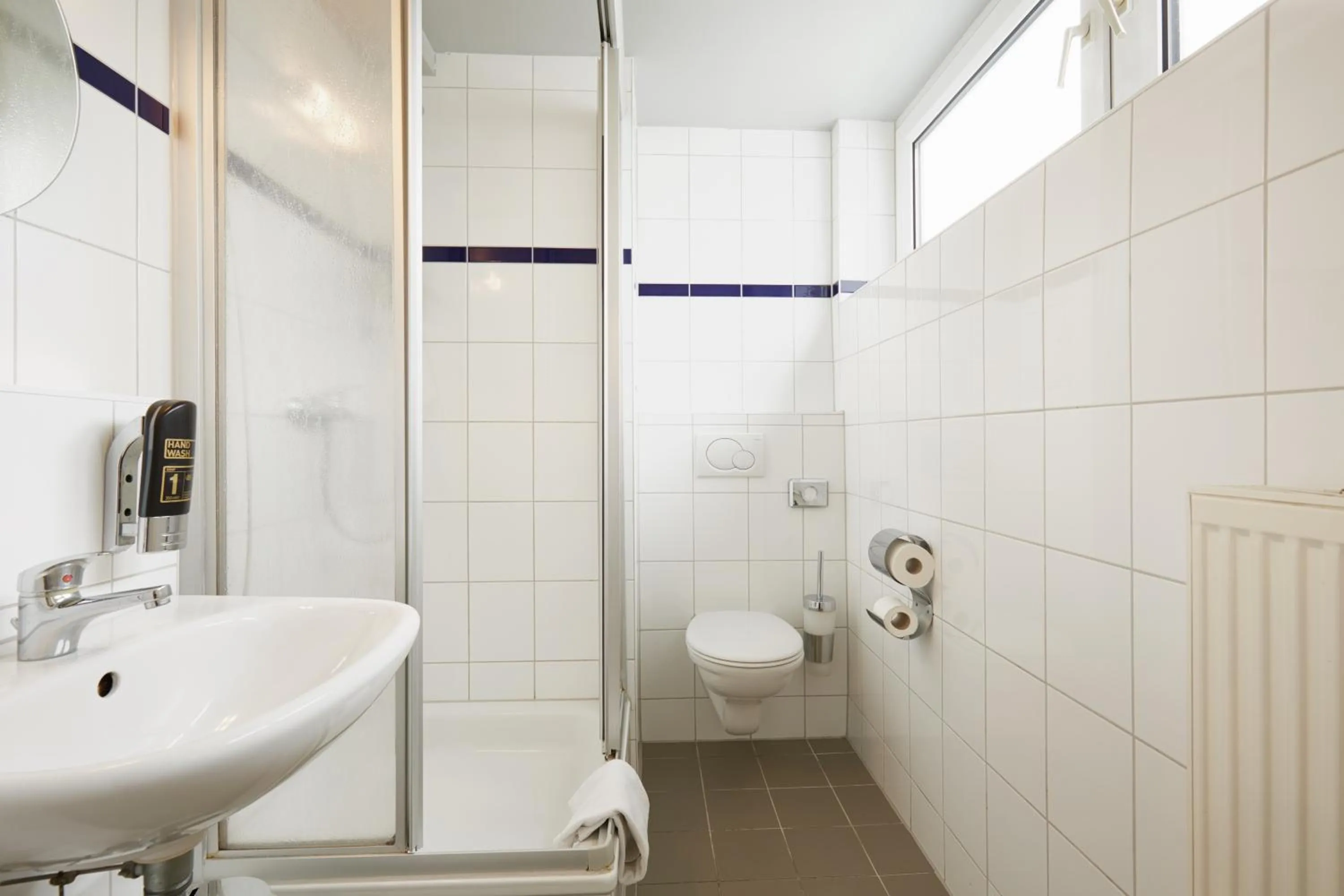 Bathroom in a&o Düsseldorf Hauptbahnhof