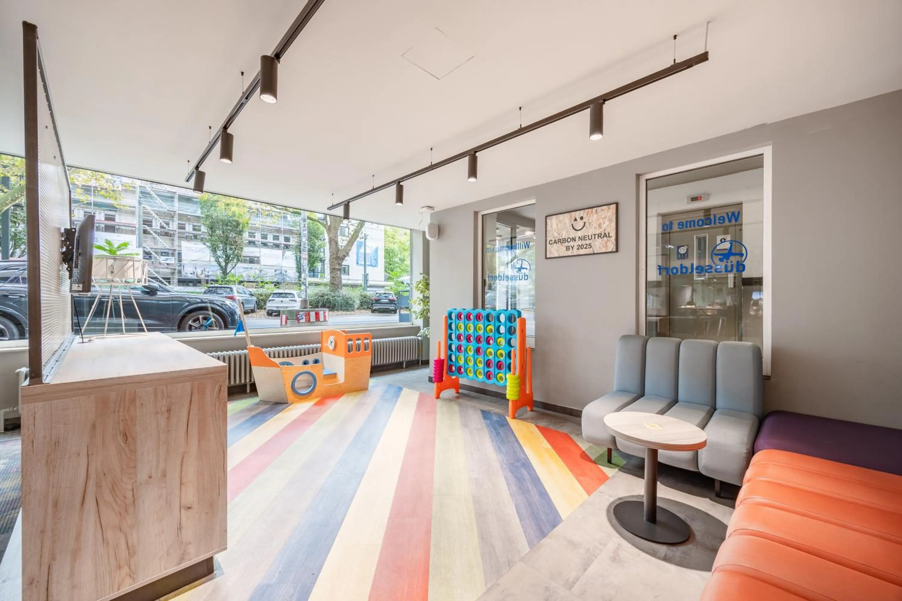 children in a&o Düsseldorf Hauptbahnhof