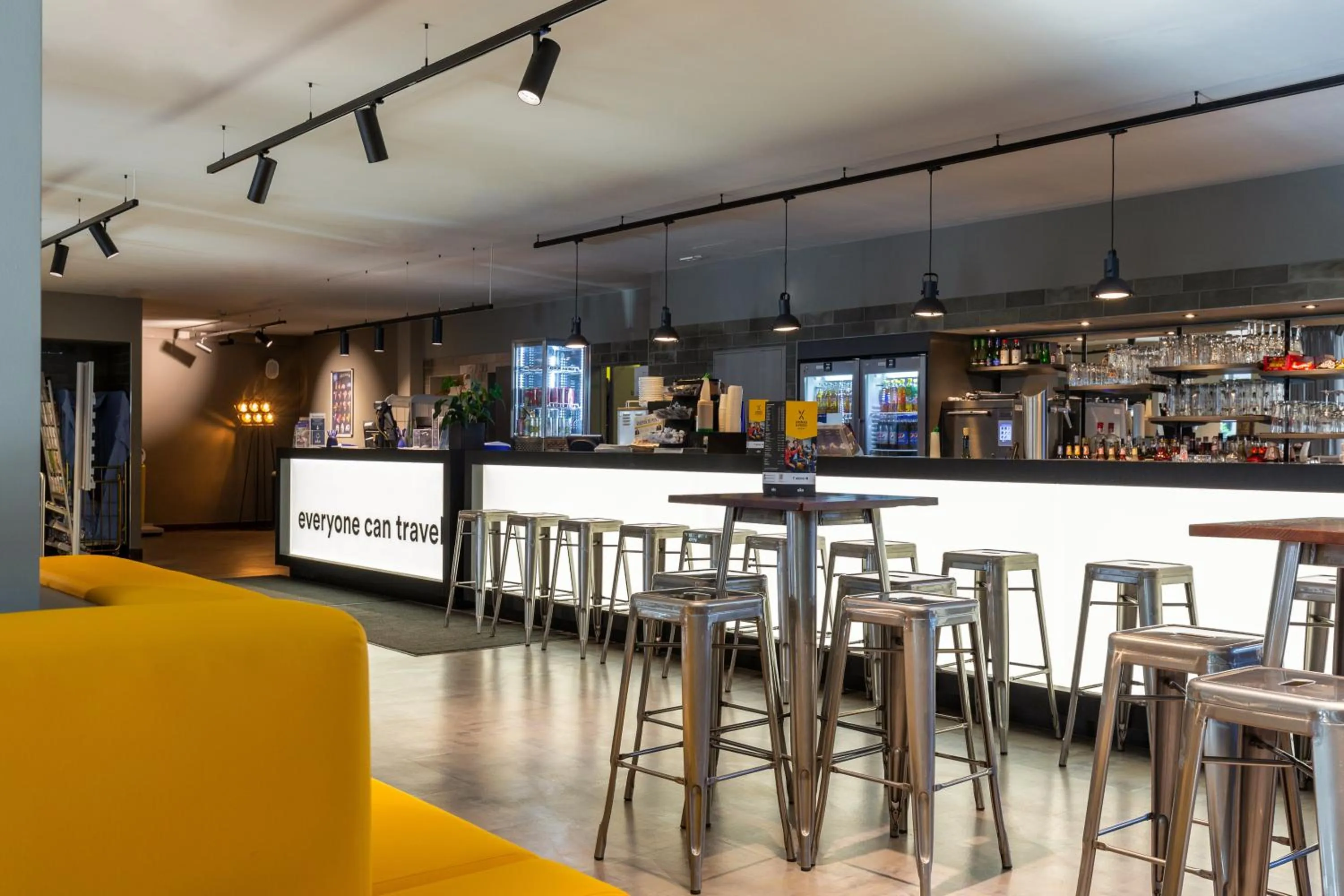 Lounge or bar in a&o Düsseldorf Hauptbahnhof
