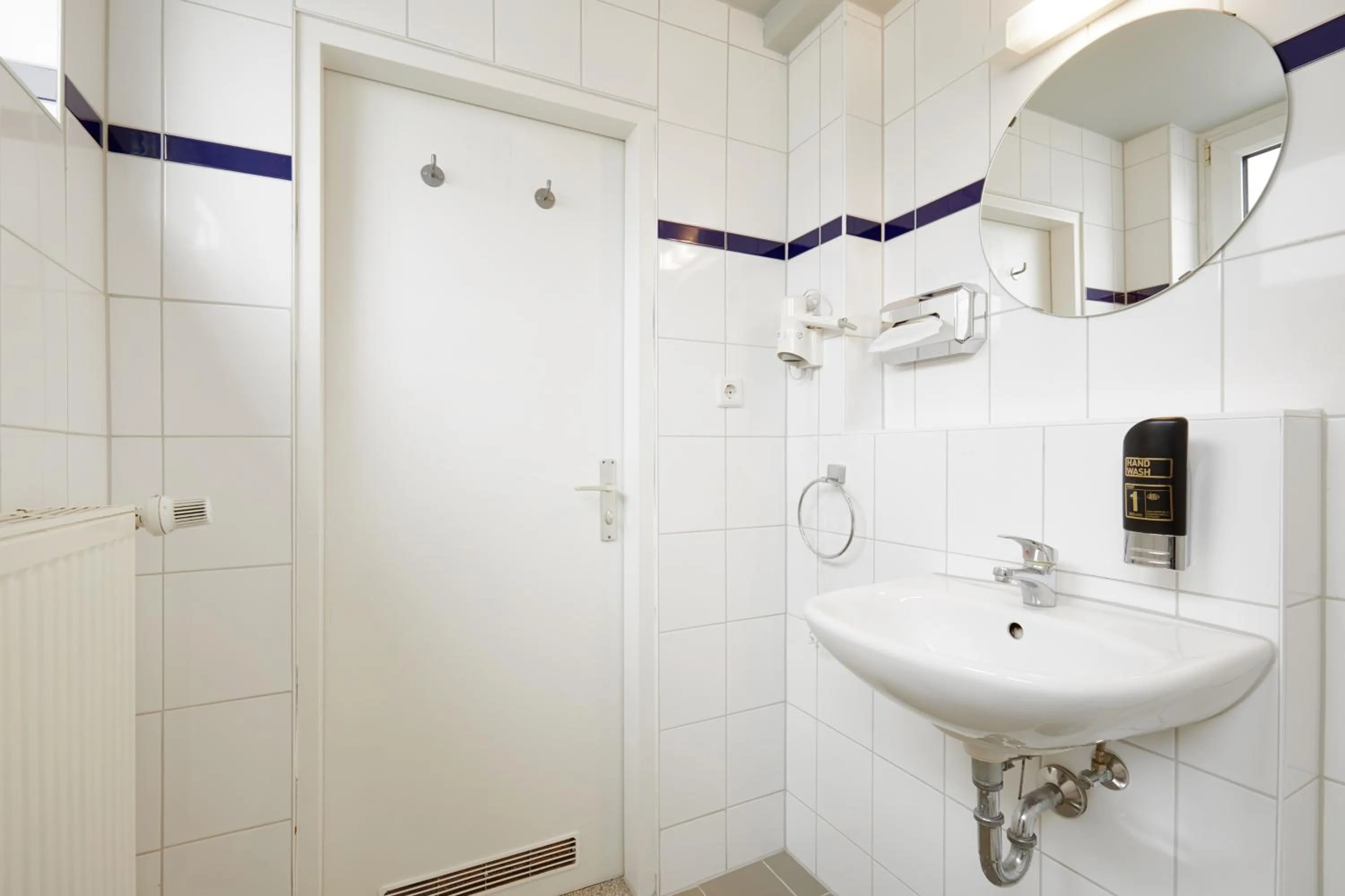 Bathroom in a&o Düsseldorf Hauptbahnhof