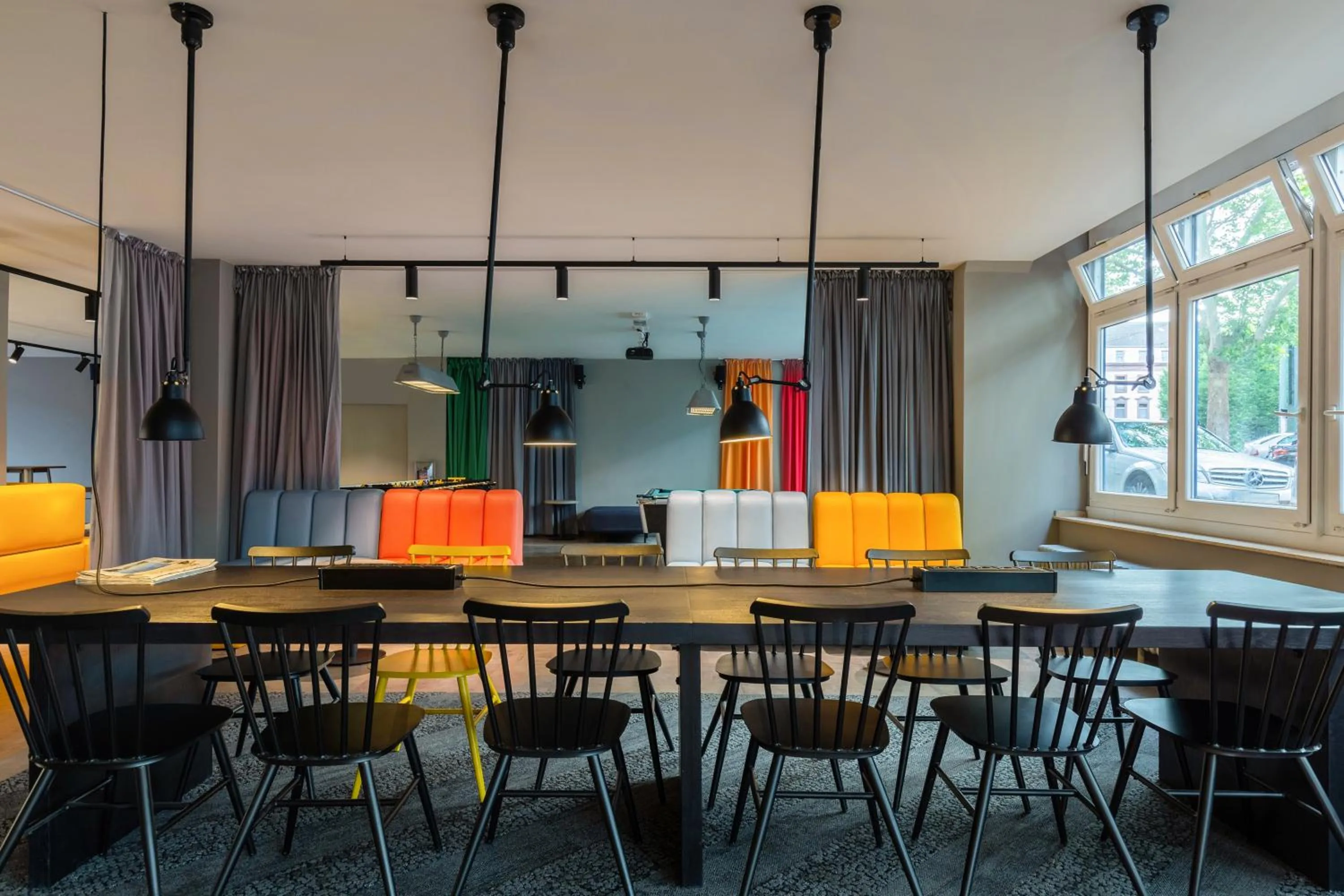 Communal lounge/ TV room in a&o Düsseldorf Hauptbahnhof