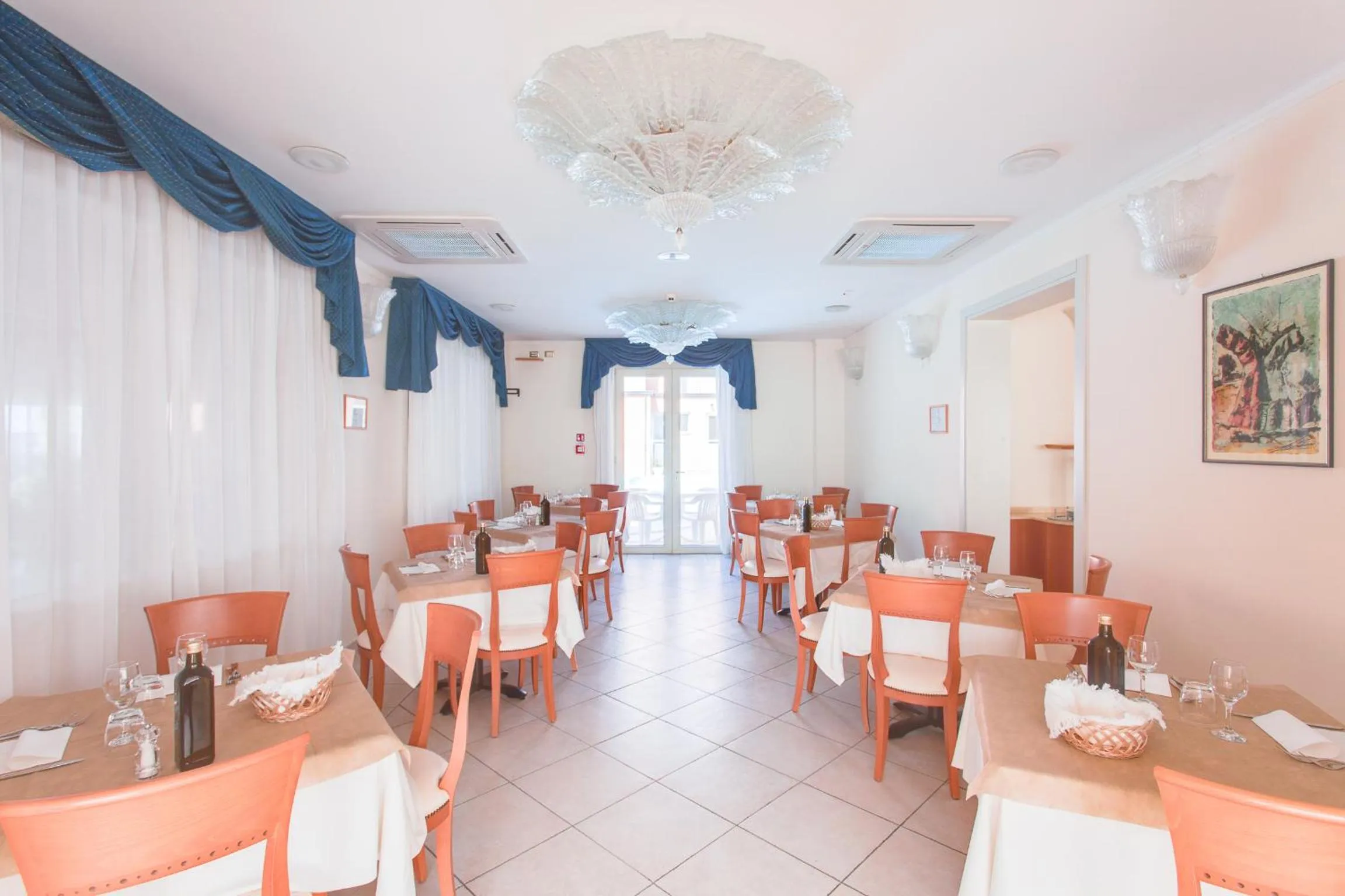 Restaurant/places to eat in Hotel De La Ville