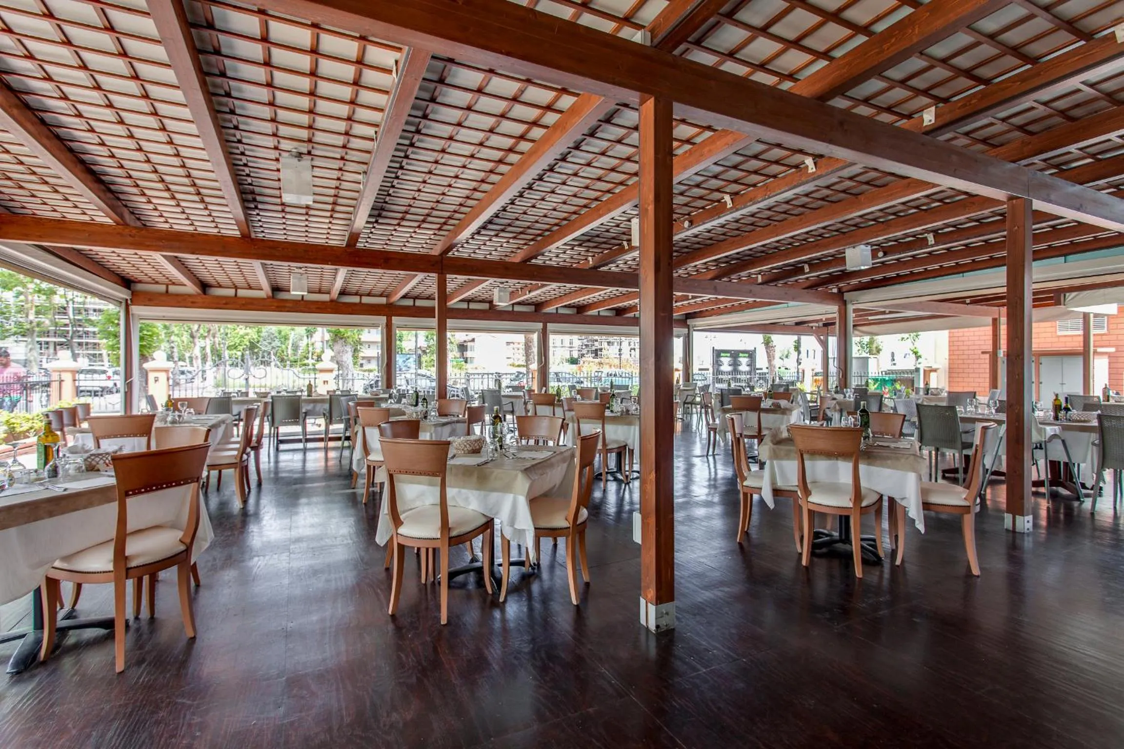 Restaurant/places to eat in Hotel De La Ville