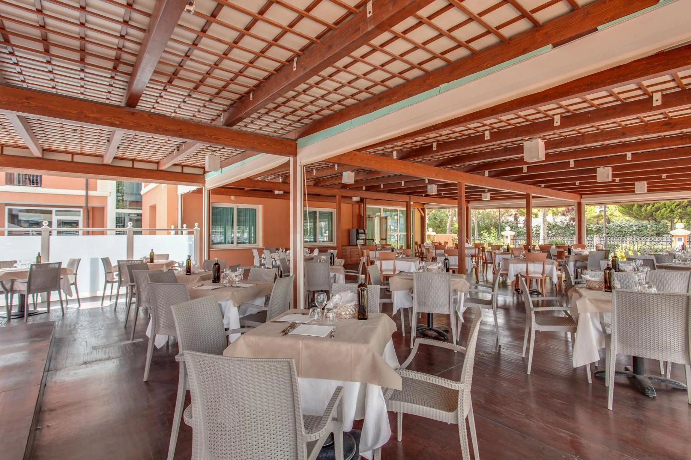 Restaurant/places to eat in Hotel De La Ville