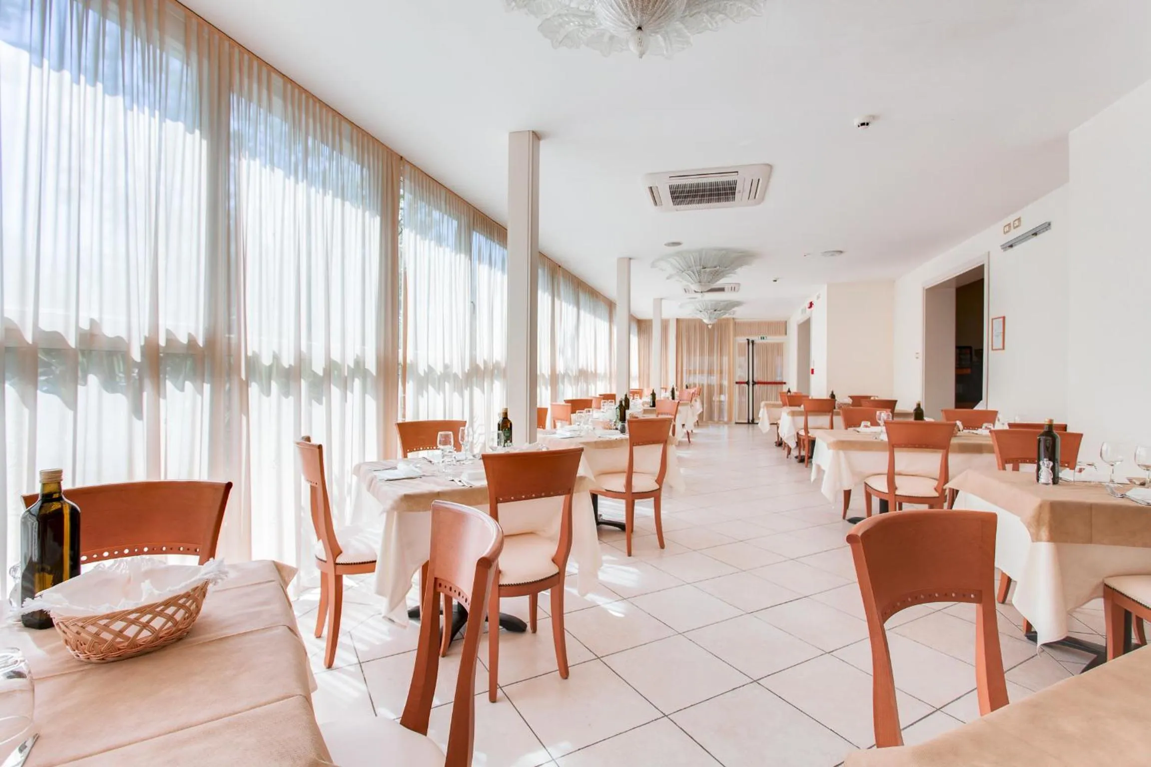 Restaurant/places to eat in Hotel De La Ville