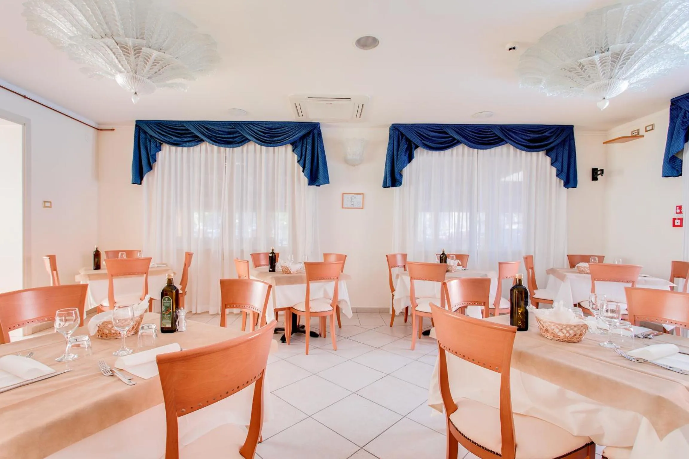 Restaurant/places to eat in Hotel De La Ville