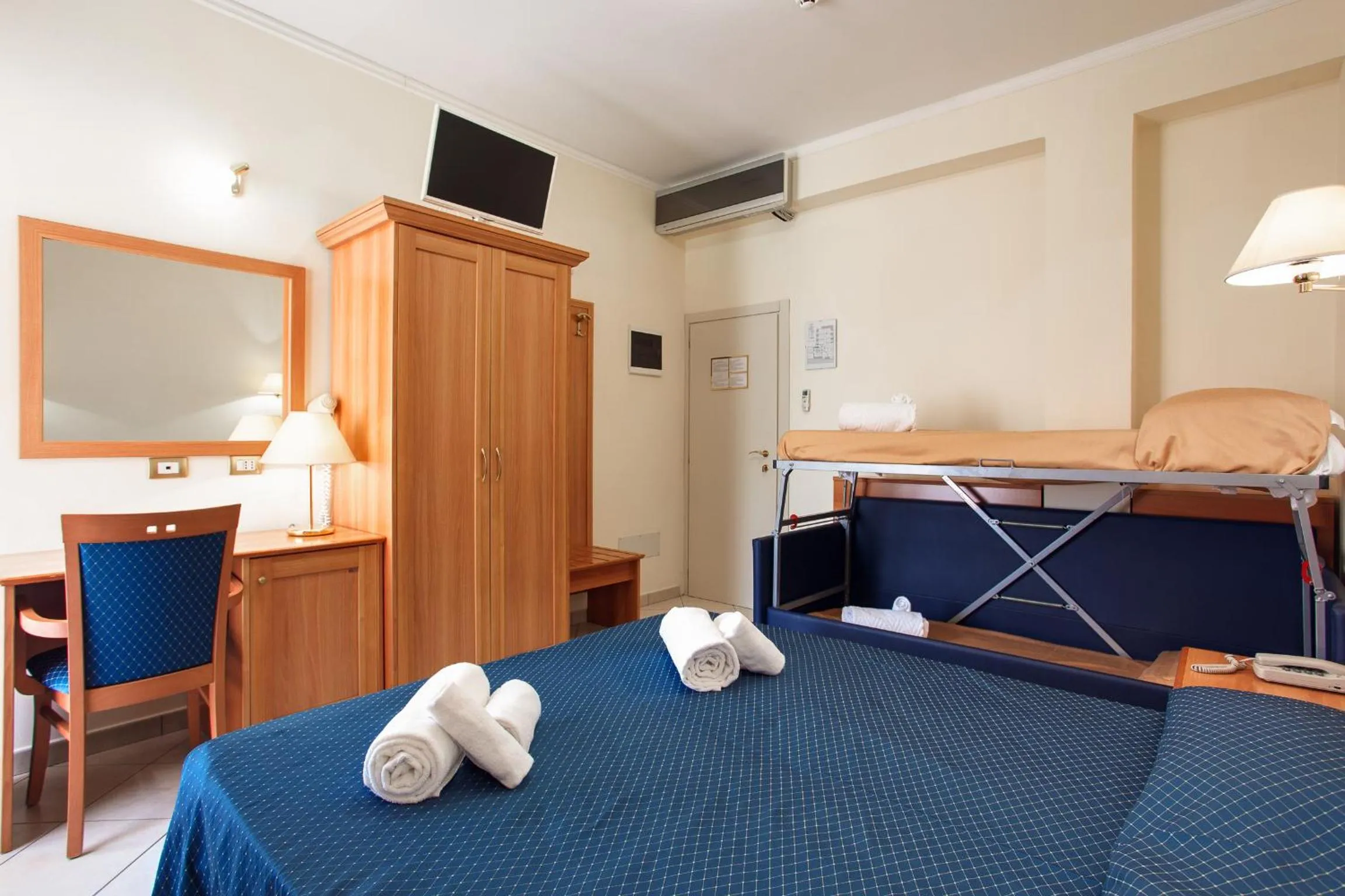 Photo of the whole room in Hotel De La Ville