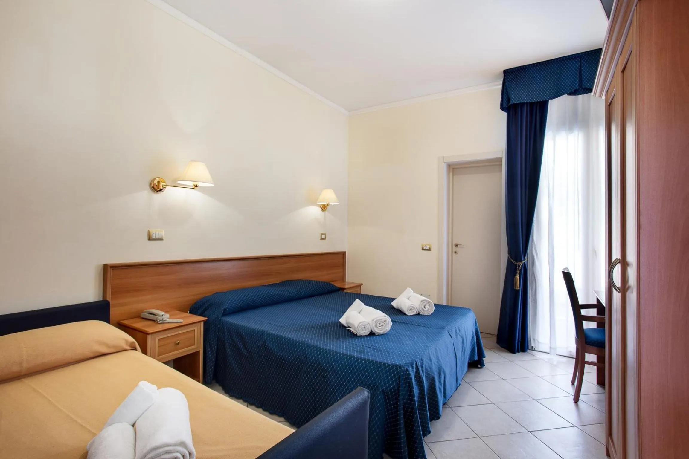 Photo of the whole room in Hotel De La Ville