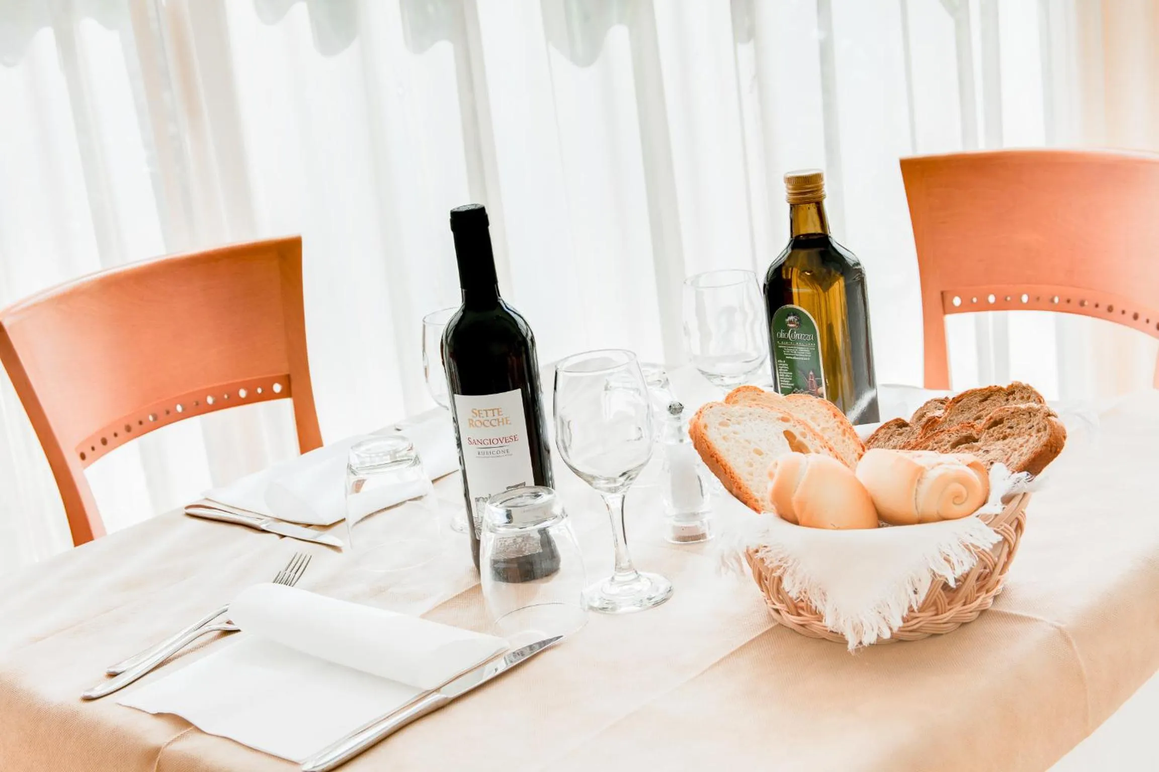 Restaurant/places to eat in Hotel De La Ville