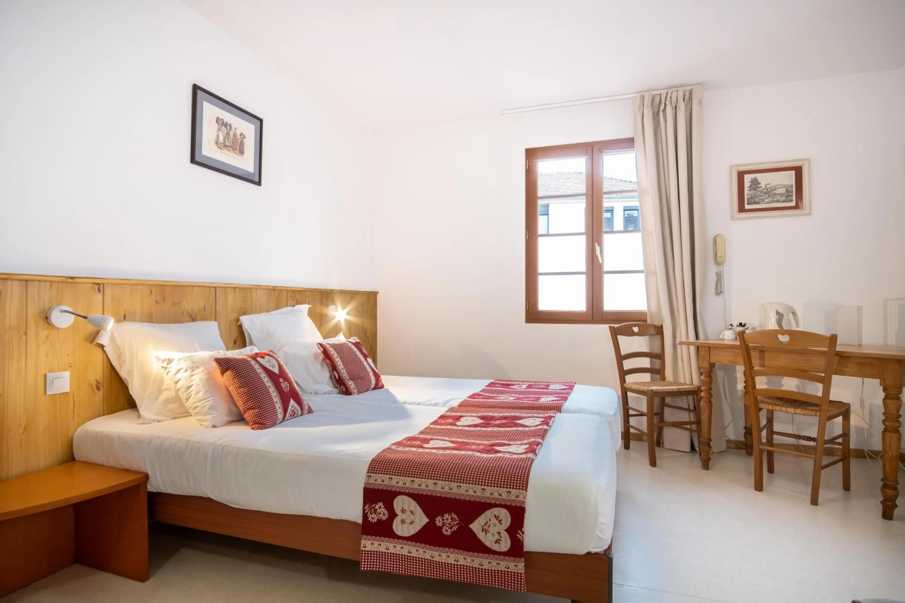 Photo of the whole room, Bed in Hotel Relais d'ISSENHEIM Table d'hôtes