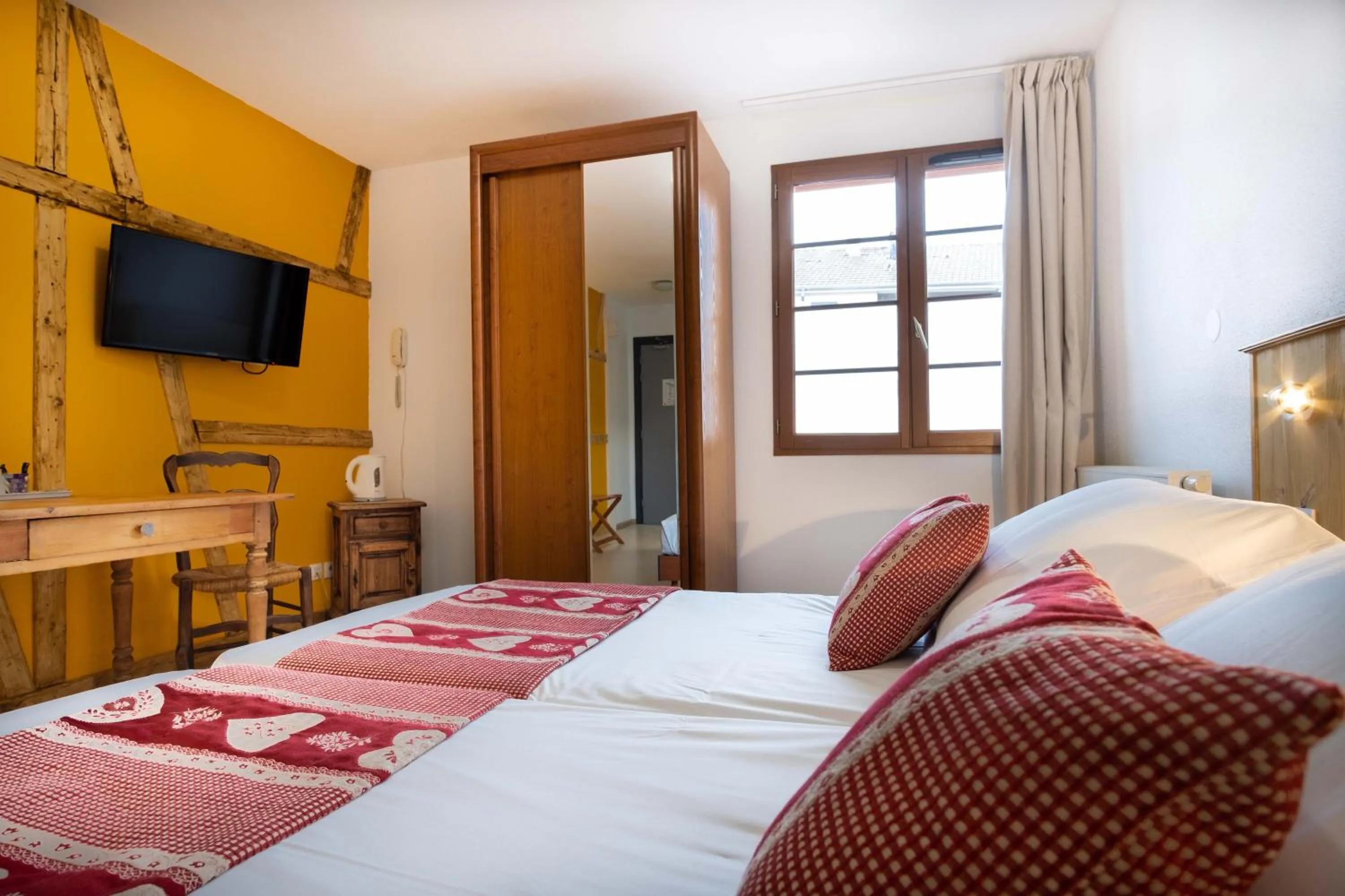 Photo of the whole room, Bed in Hotel Relais d'ISSENHEIM Table d'hôtes