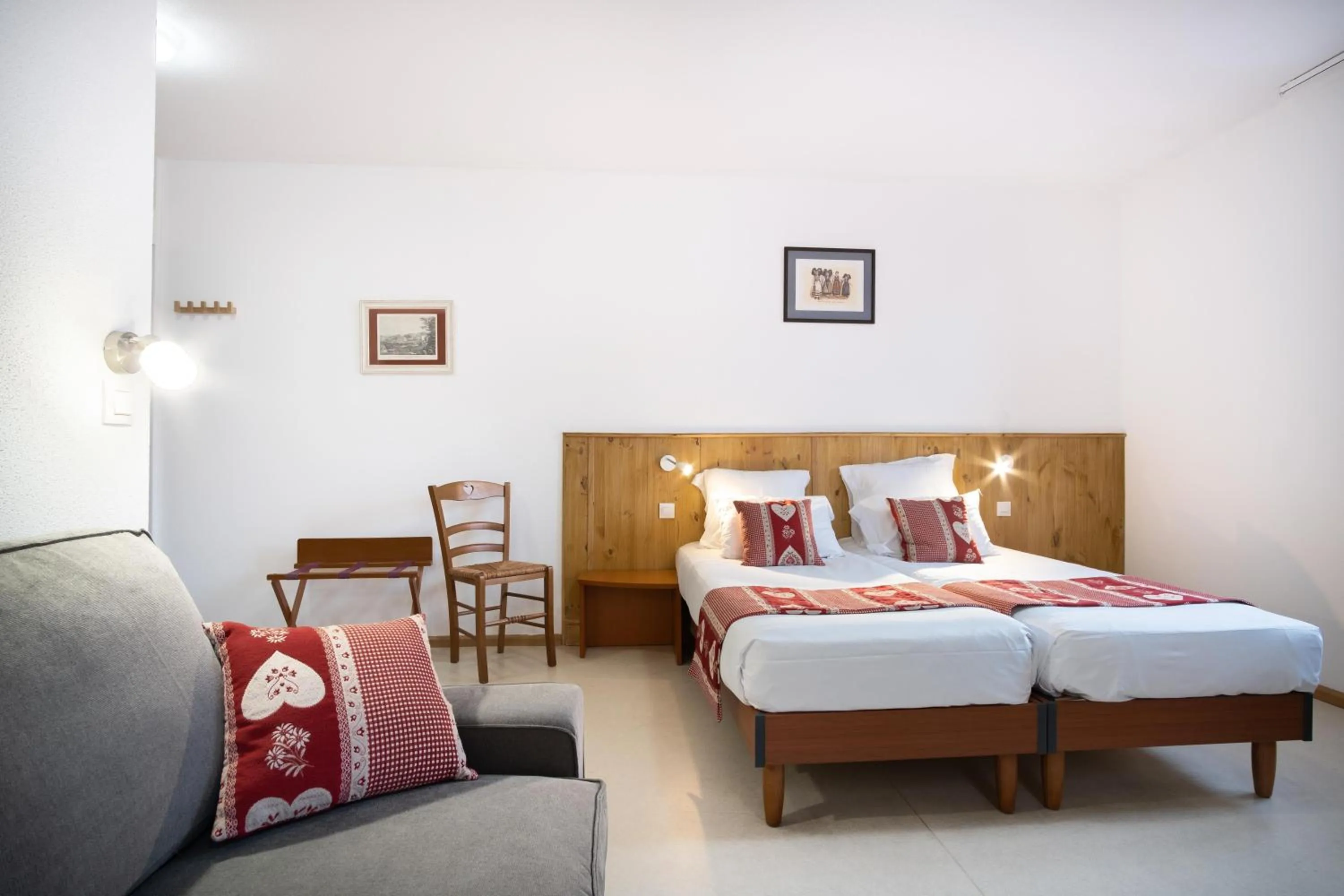 Photo of the whole room, Bed in Hotel Relais d'ISSENHEIM Table d'hôtes