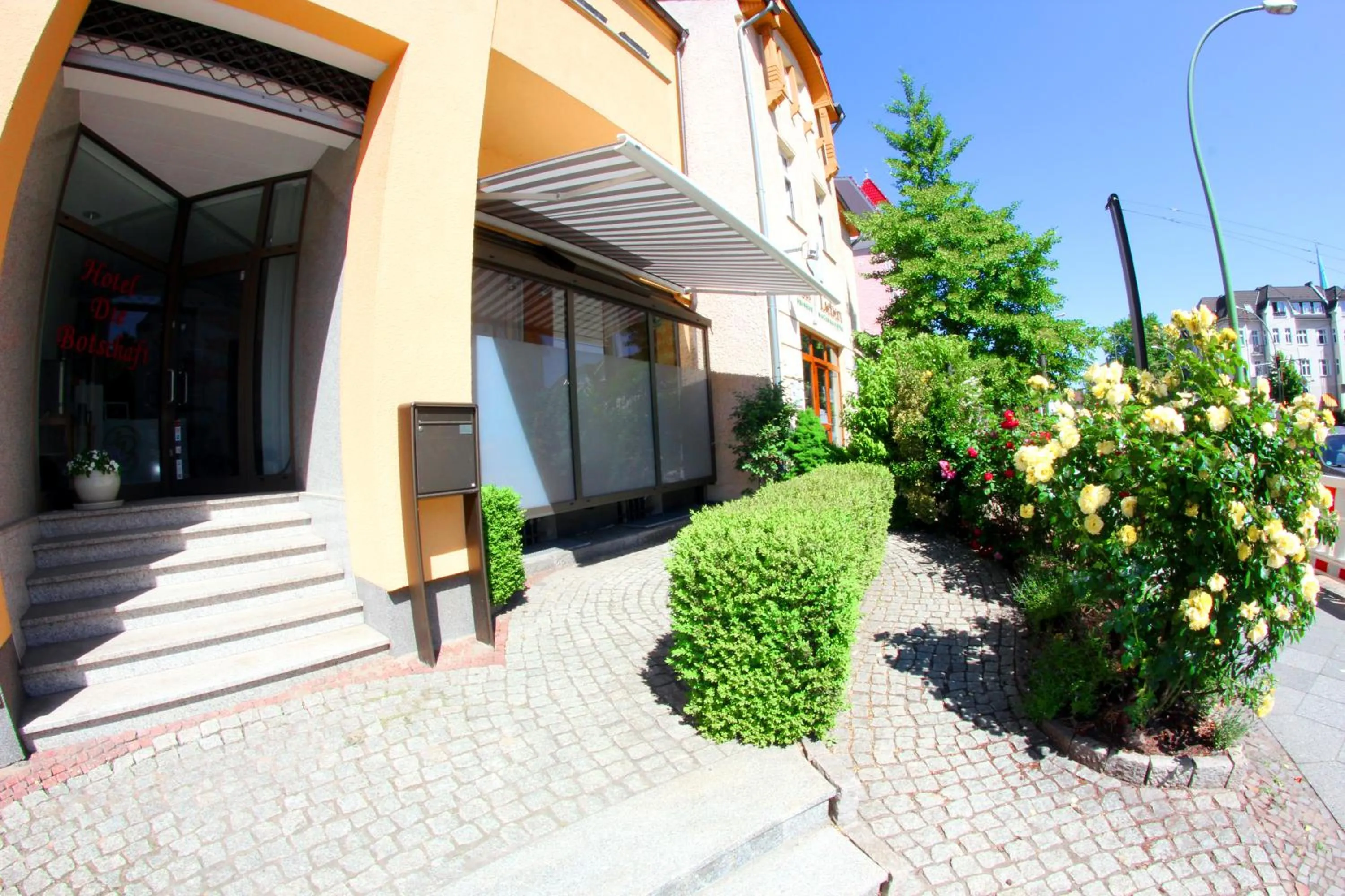 Facade/entrance in Botschaft