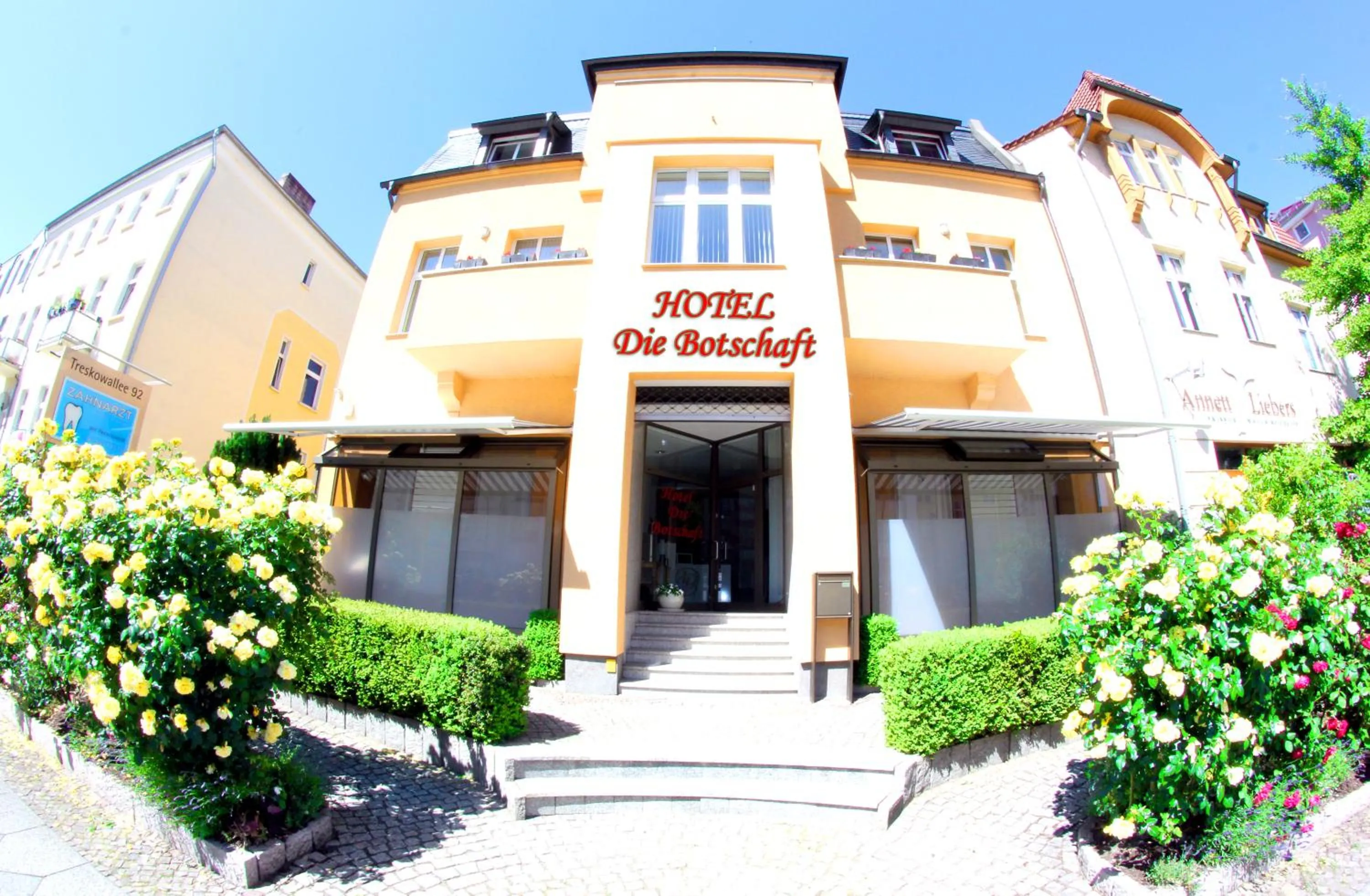 Facade/entrance in Botschaft