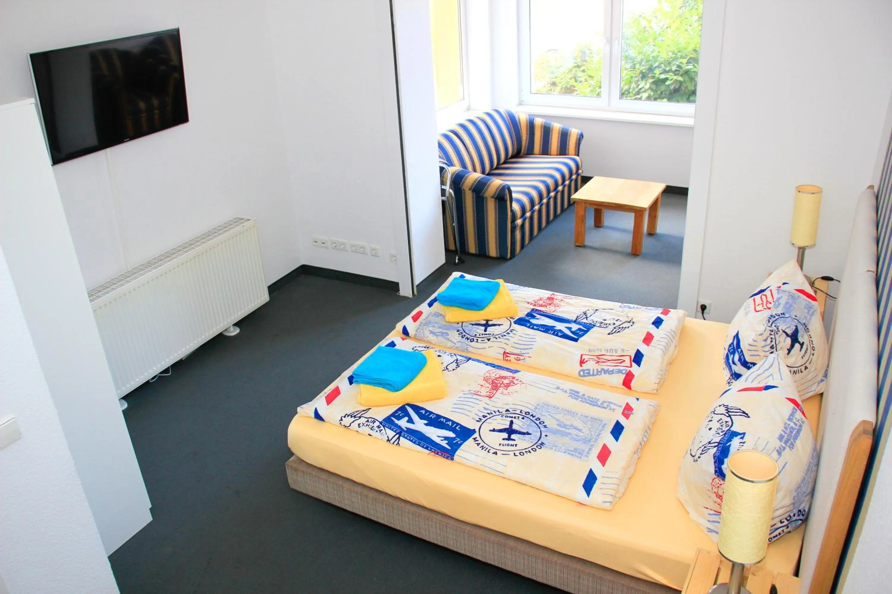 Photo of the whole room, Bed in Botschaft