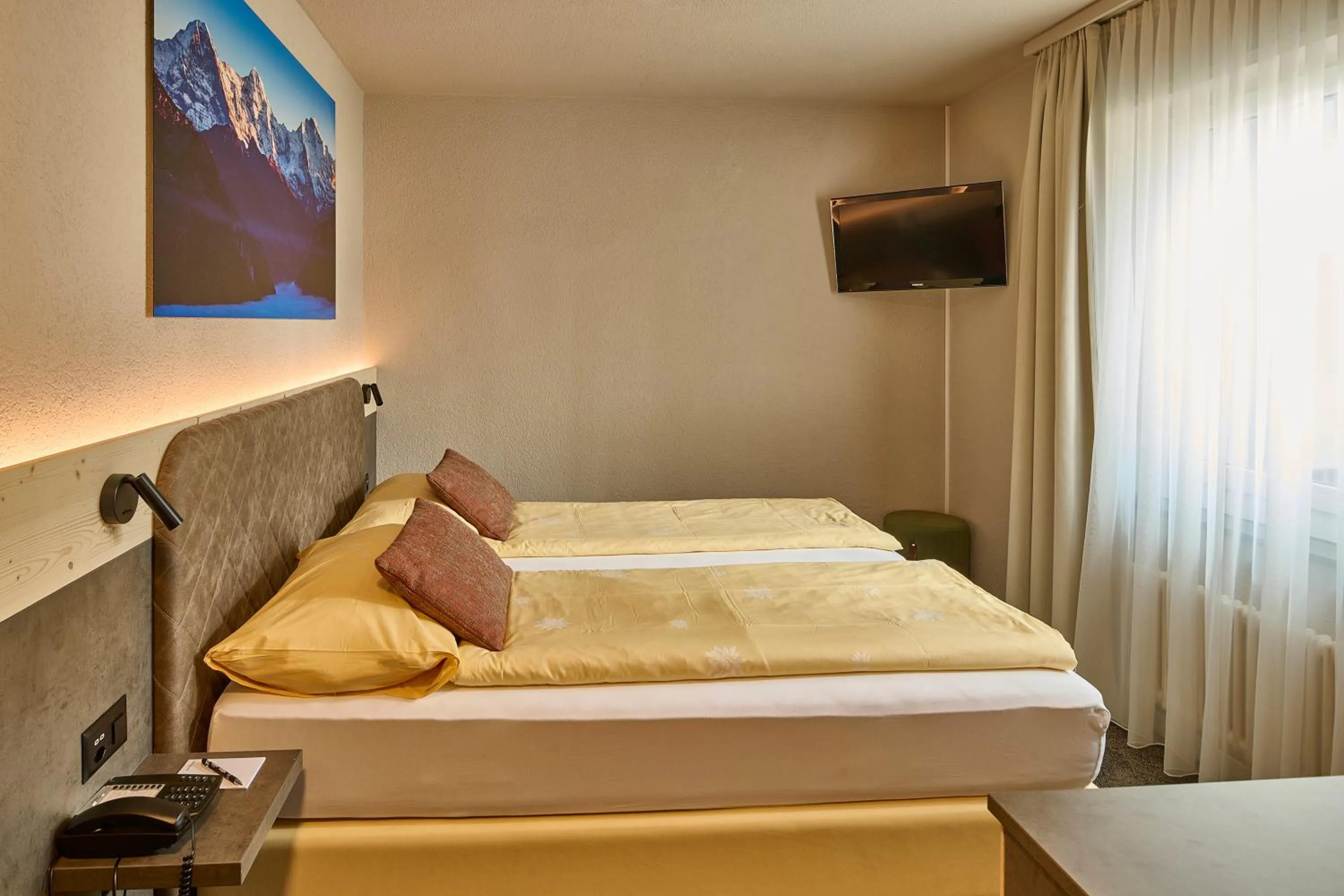 Photo of the whole room, Bed in Hotel Central Wolter - Grindelwald