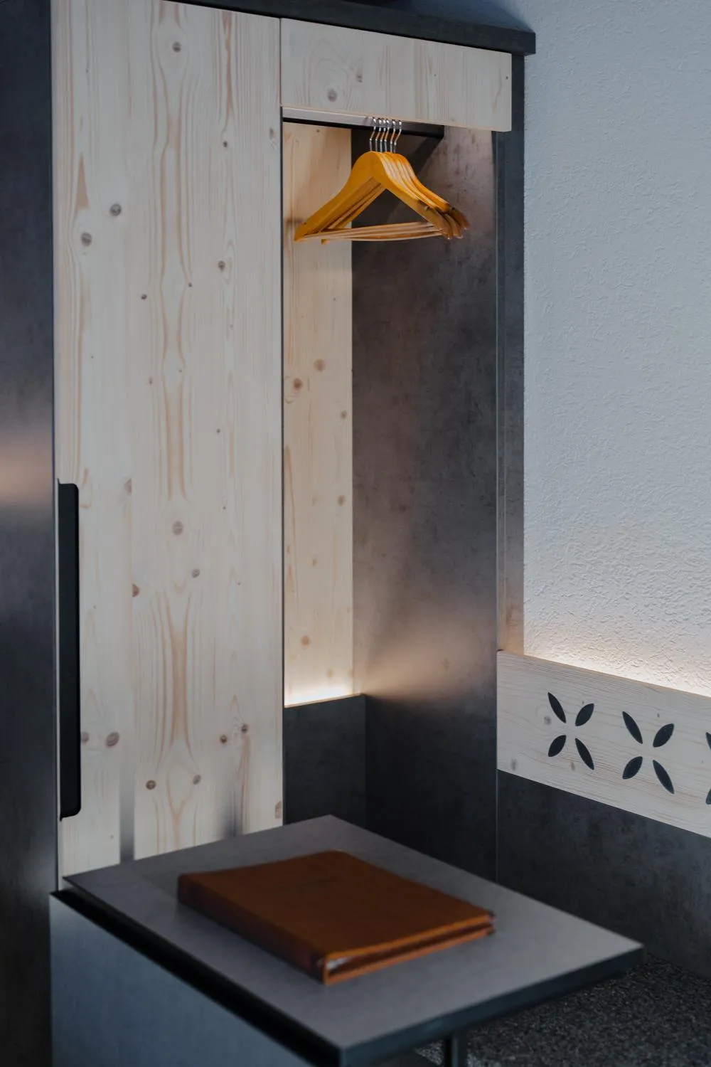 wardrobe in Hotel Central Wolter - Grindelwald