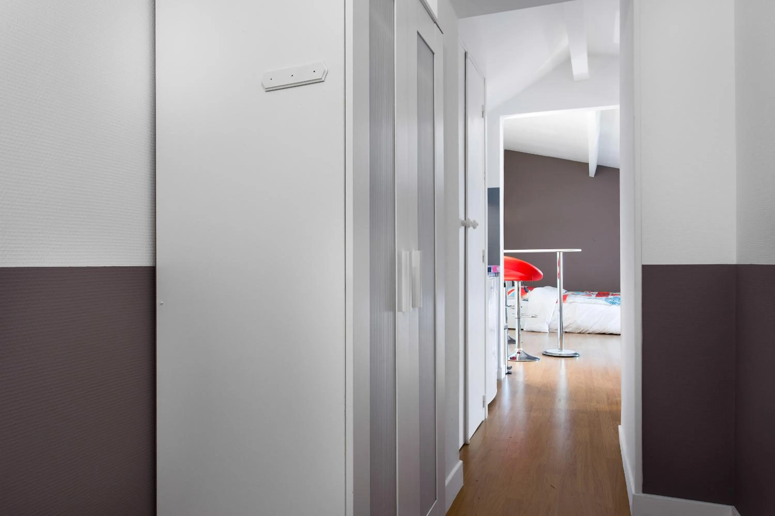 Text overlay, Bed in Nouvel Oasis Toulouse Saint Cyprien