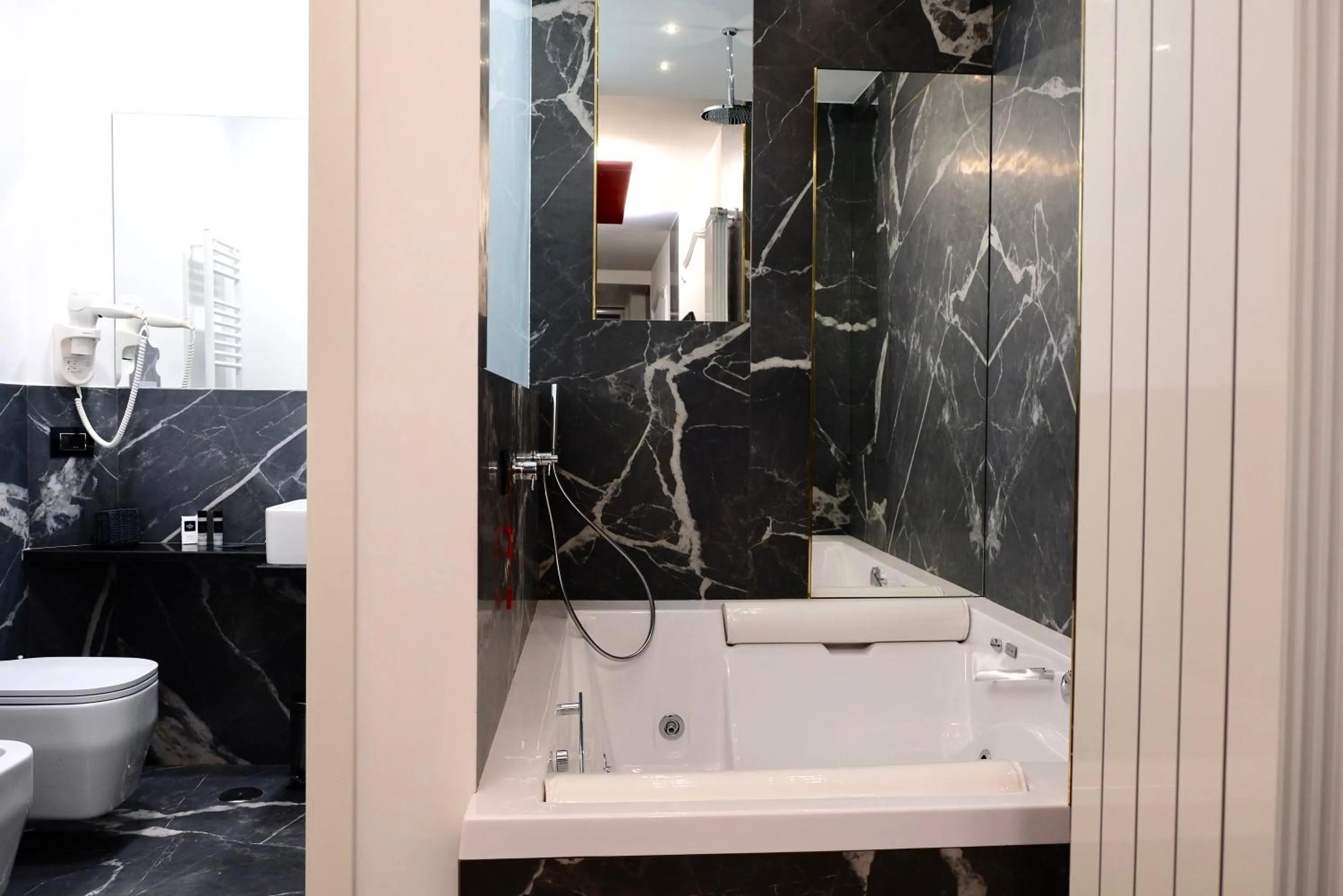 The Boutique Napoli Suite