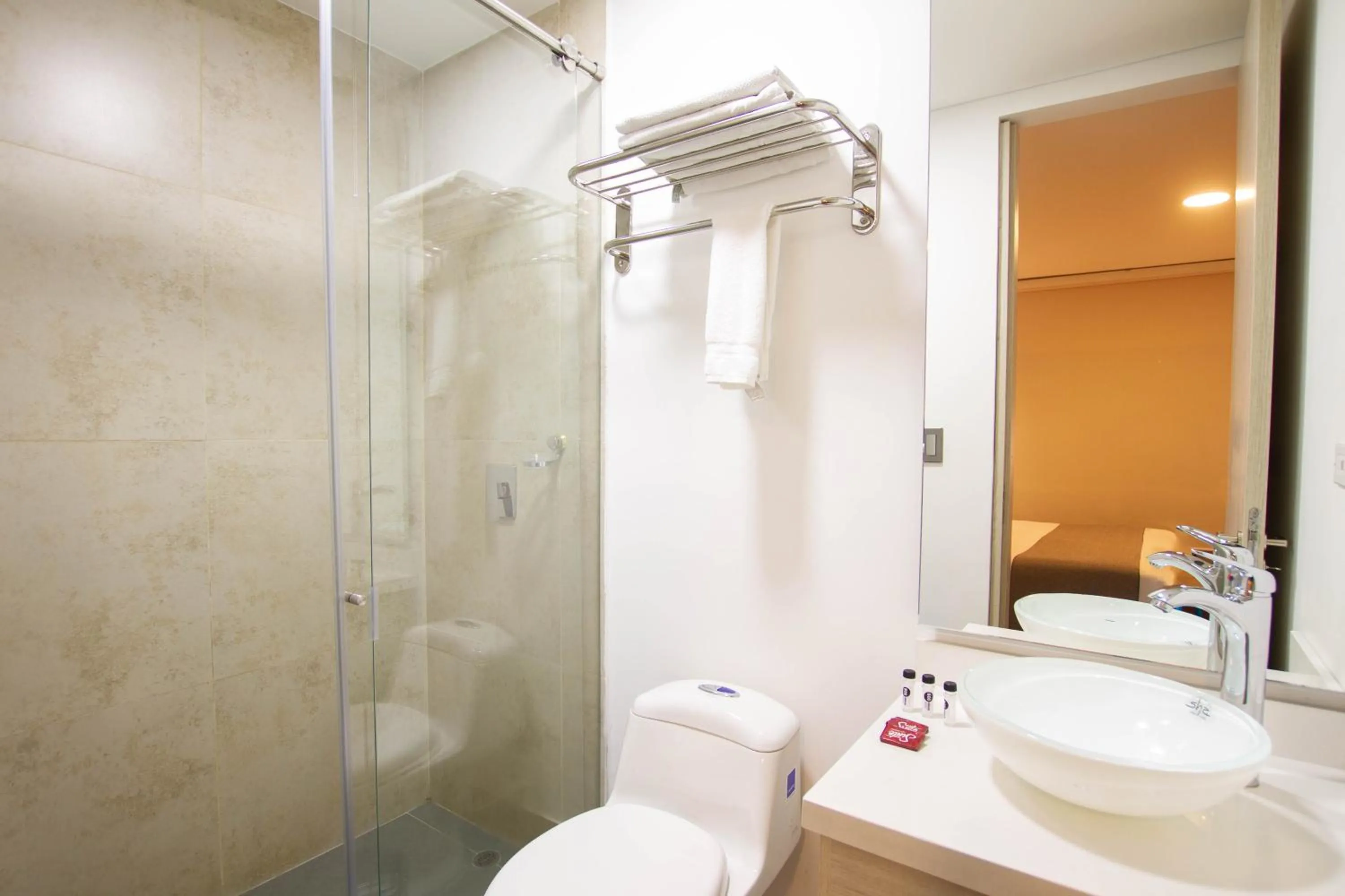 Shower in BOG URBAN HOTEl