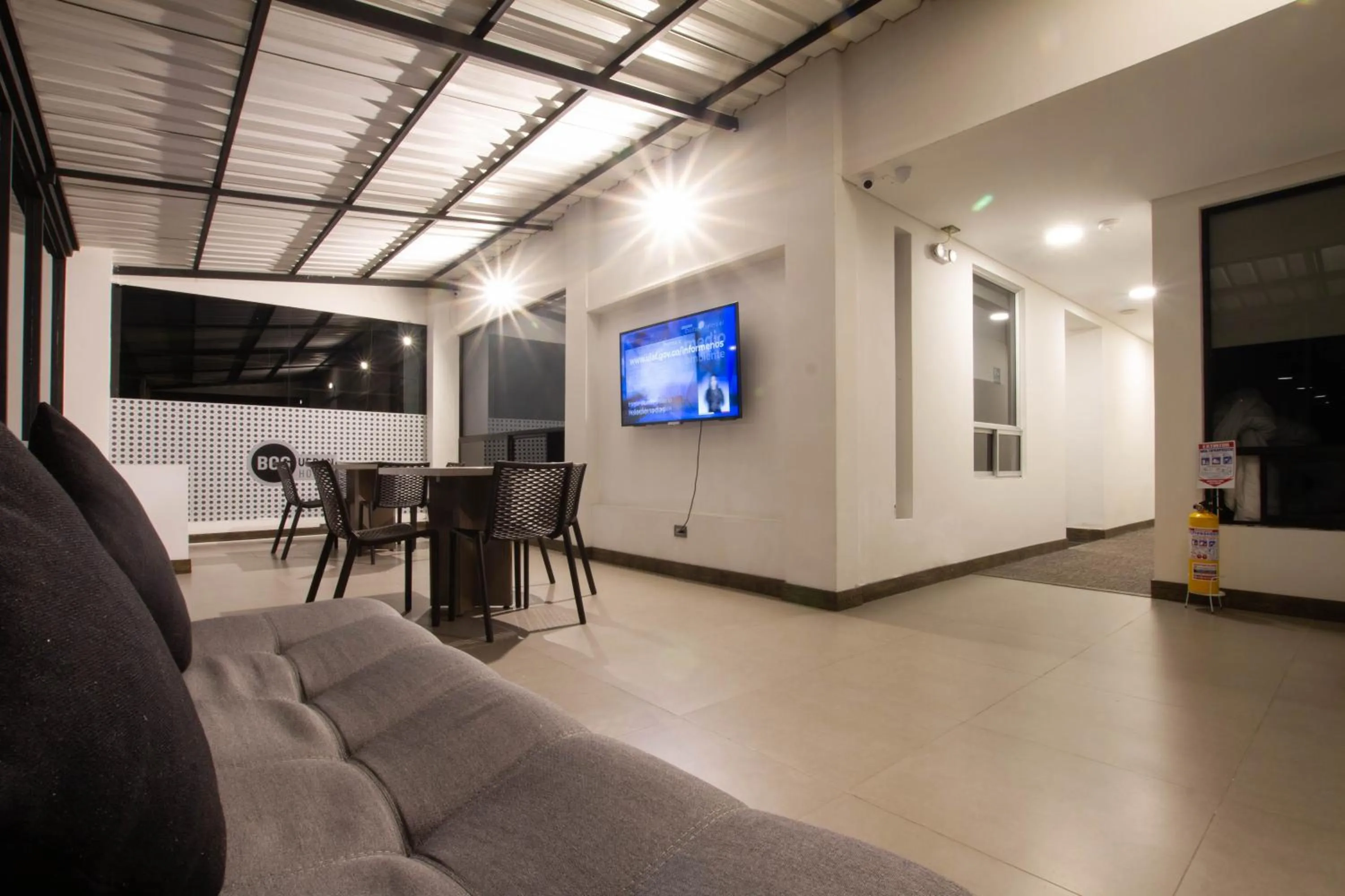 Communal lounge/ TV room in BOG URBAN HOTEl