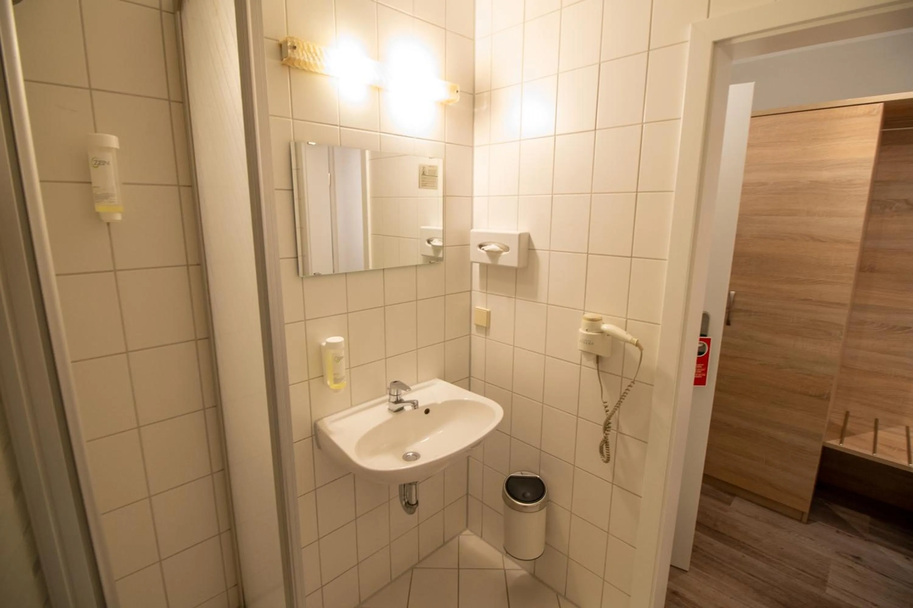 Bathroom in Hotel Fallersleber Spieker