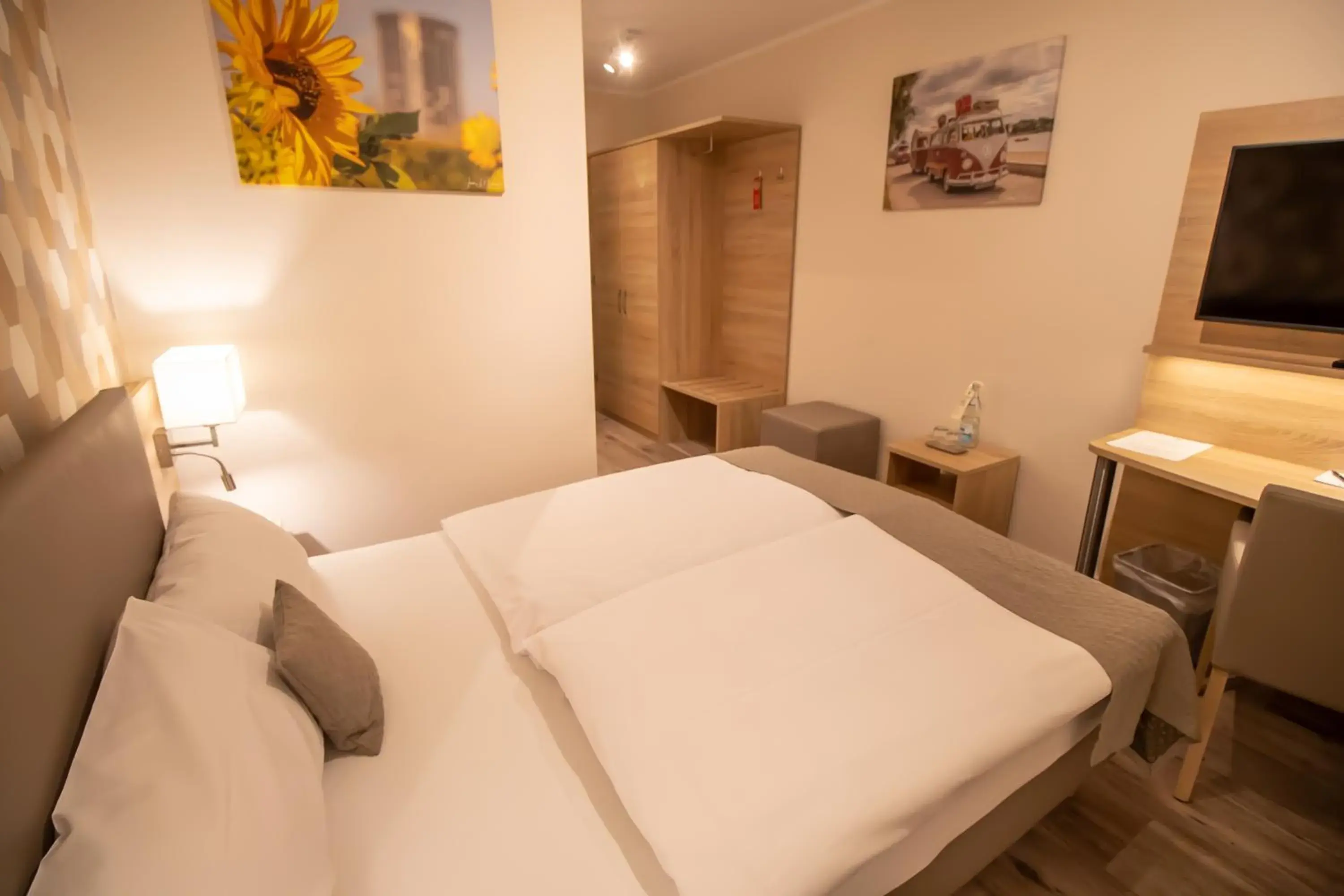 Photo of the whole room, Bed in Hotel Fallersleber Spieker Photo of the whole room, Bed in Hotel Fallersleber Spieker