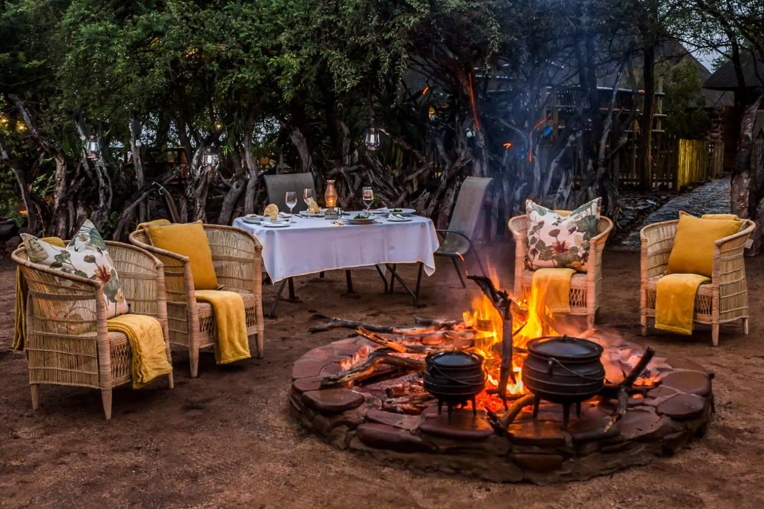 Communal lounge/ TV room in Mpeti Lodge