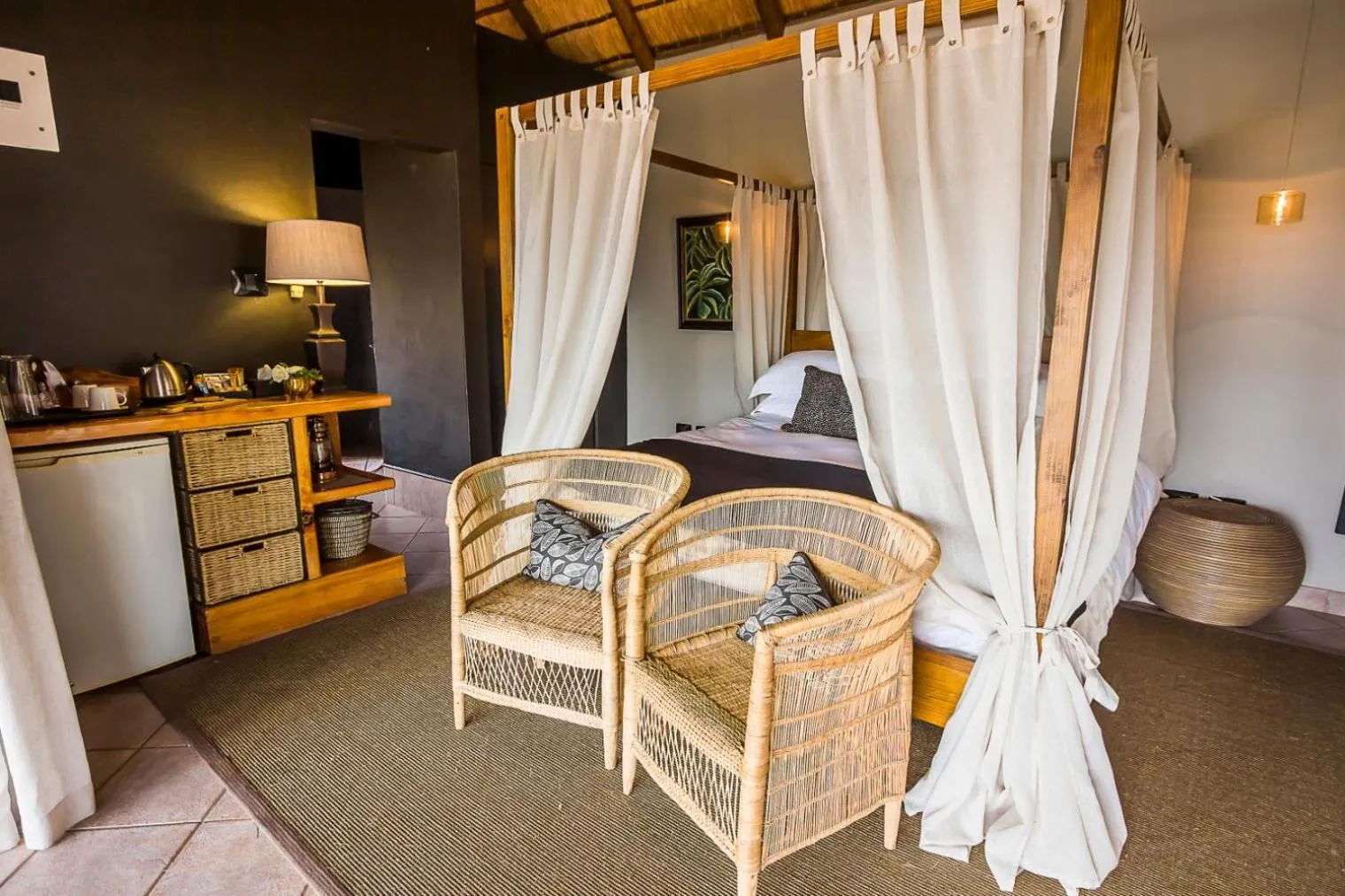 Kitchen or kitchenette, Bed in Mpeti Lodge