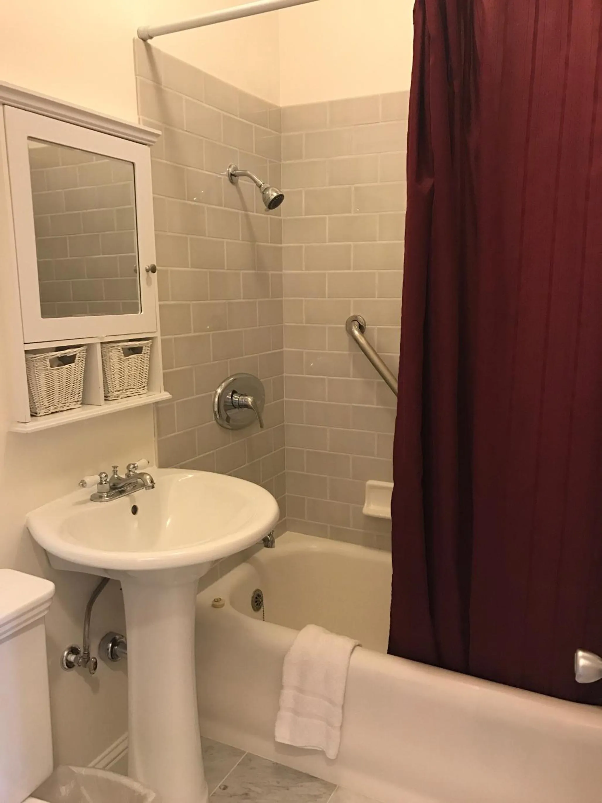 Bathroom in Mayflower Hotel