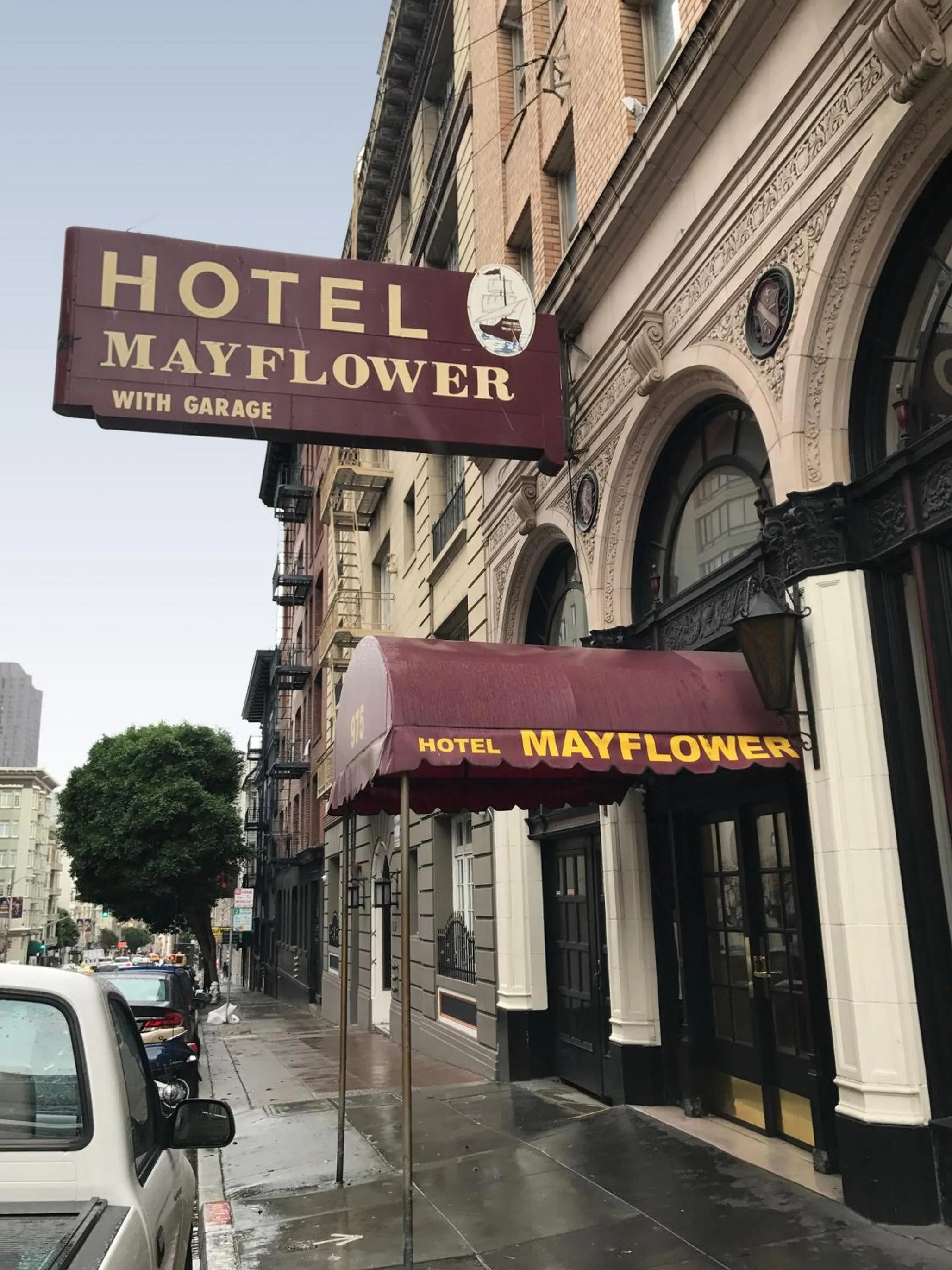 Facade/entrance in Mayflower Hotel