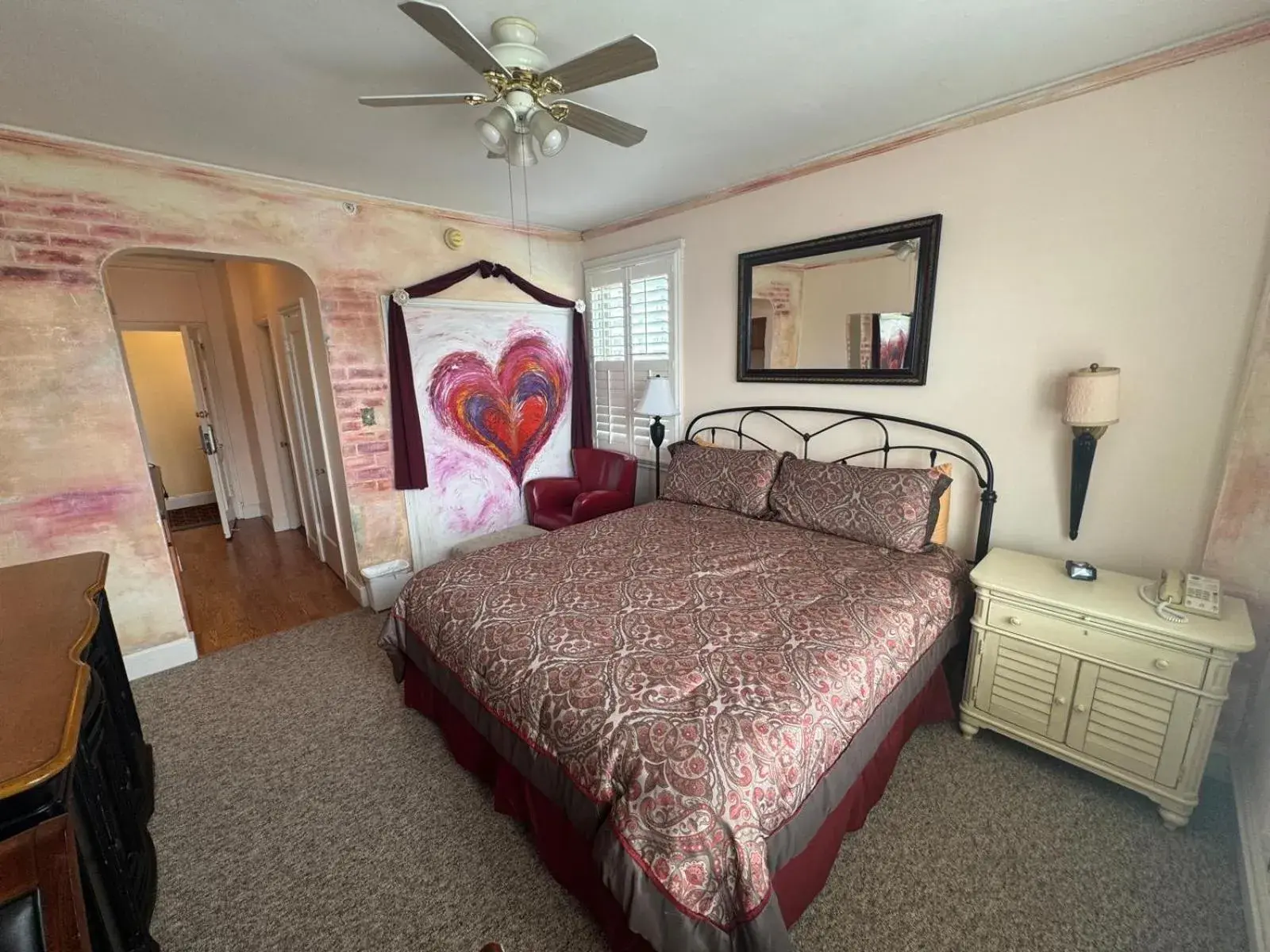 Deluxe King Room in Mayflower Hotel Deluxe King Room in Mayflower Hotel