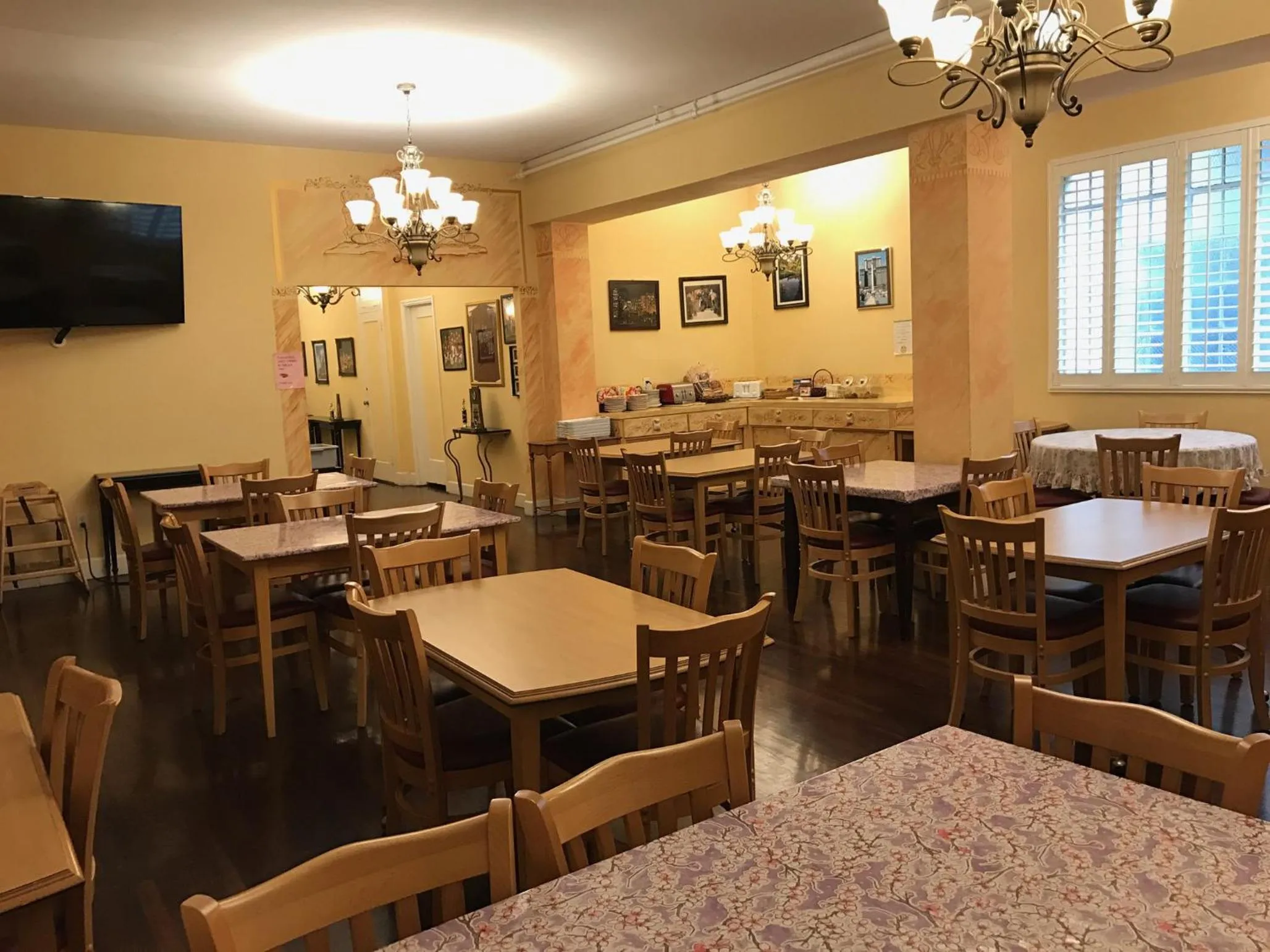 Communal lounge/ TV room in Mayflower Hotel